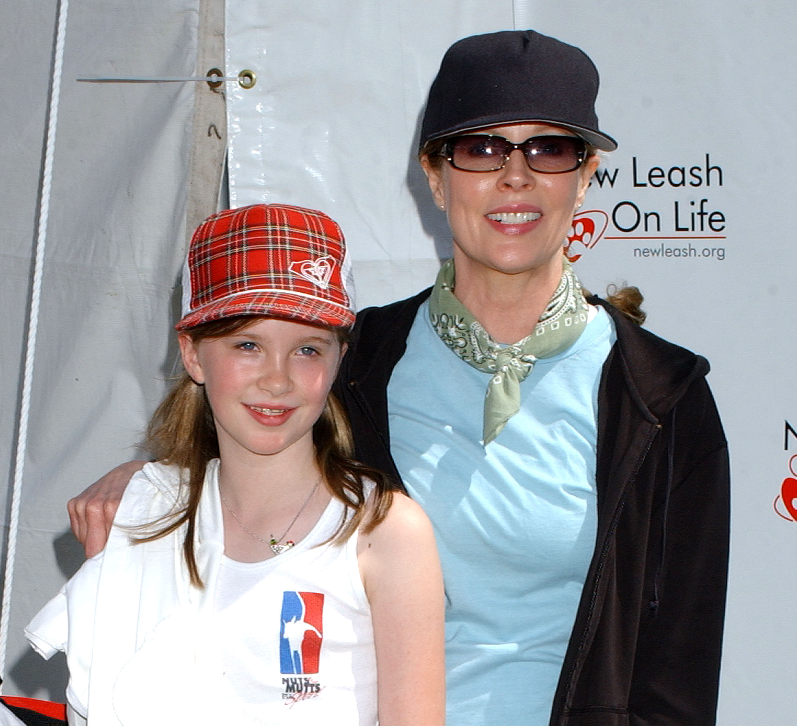 Kim Basinger y su hija Ireland en la exposición canina "Nuts for Mutts" el 3 de abril de 2005 | Fuente: Getty Images