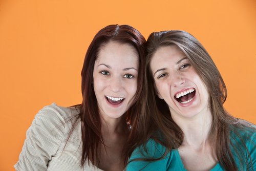 Dos mujeres riendo a carcajadas | Imagen tomada de: Shutterstock.