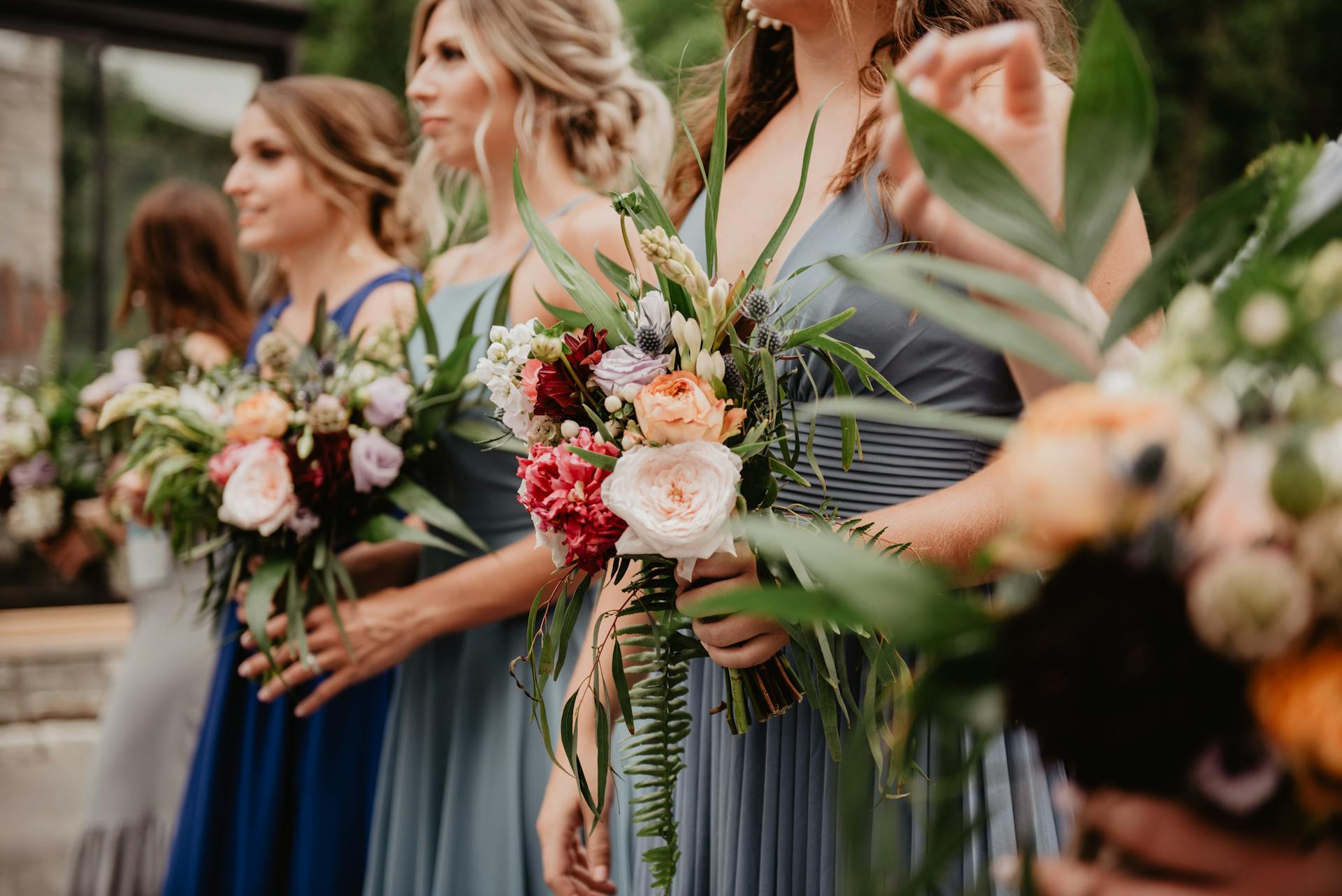 Damas de honor sosteniendo flores el día de la boda | Fuente: Pexels