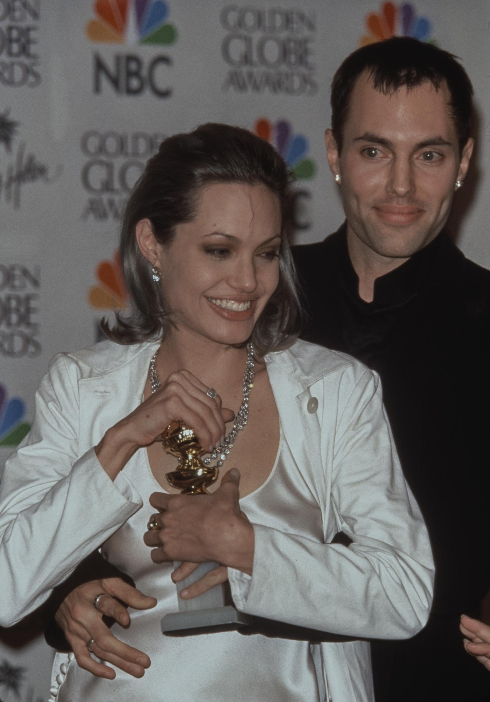 Angelina Jolie y James Haven en la 57 edición anual de los Globos de Oro, el 24 de enero de 2000, en Beverly Hills, California. | Fuente: Getty Images