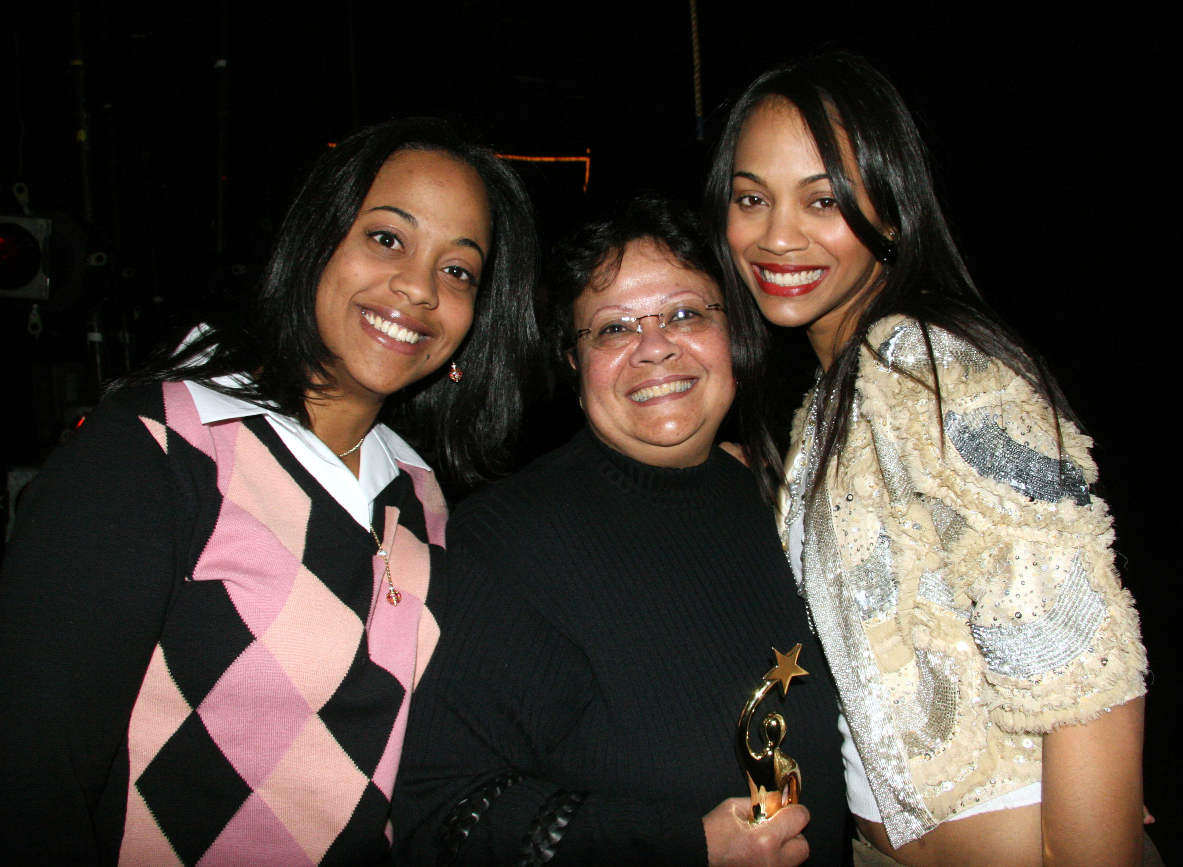 Zoe Saldana con su madre [C] y su hermana [L] durante la Television Dominicana Presenta "La Maldicion Del Padre Cardona" el 5 de abril de 2006, en el Lehman College Center de Nueva York | Fuente: Getty Images