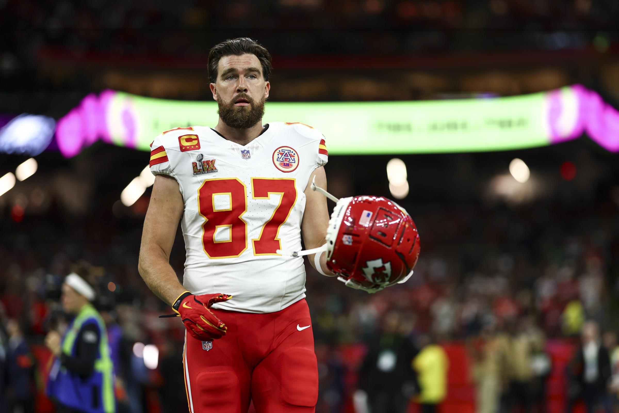 Travis Kelce reacciona en el campo antes del Super Bowl LIX en el Caesars Superdome el 9 de febrero de 2025 | Fuente: Getty Images