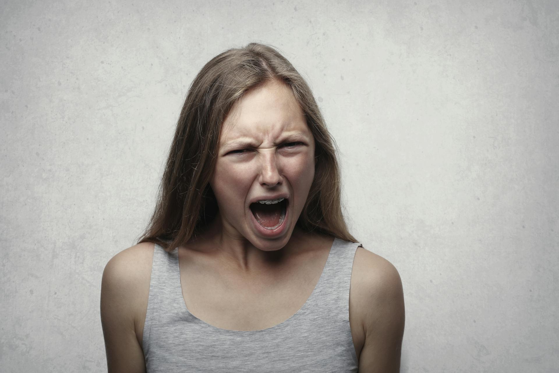 Una mujer gritando | Fuente: Pexels