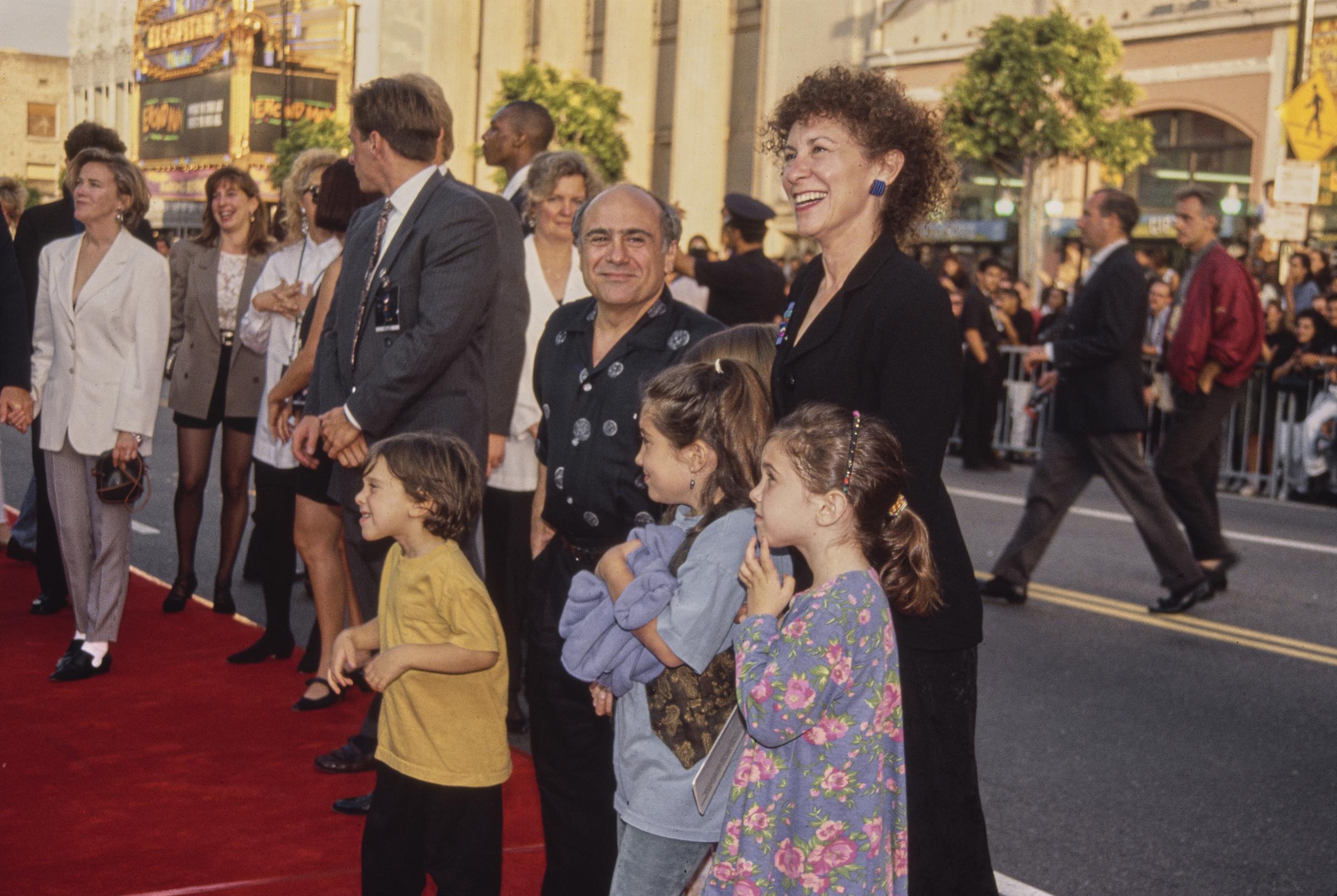 Danny DeVito, Rhea Perlman y sus hijos, en el estreno de "Batman Returns" el 16 de junio de 1992 | Fuente: Getty Images