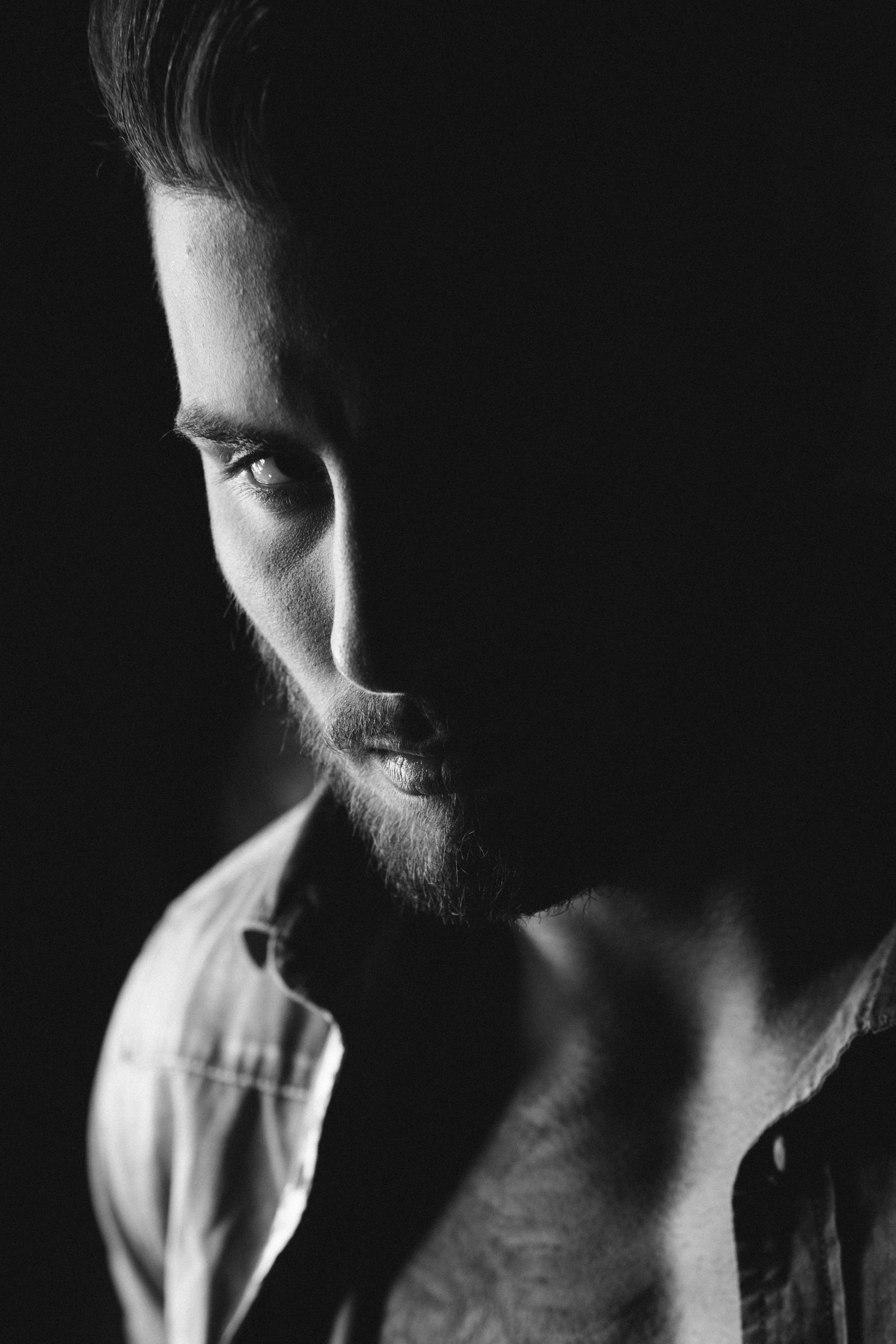 Un hombre evita el contacto visual | Fuente: Pexels