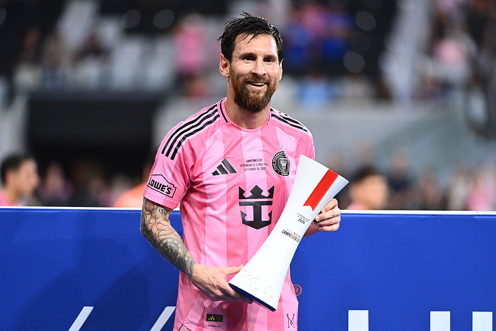 Lionel Messi, del Inter Miami CF (n.º 10), celebra con el premio al Jugador del Partido tras el encuentro de la Campeones Cup 2026 entre el Inter Miami CF y el Cruz Azul en el Nu Stadium, el 16 de septiembre de 2026 en Miami, Florida. | Fuente: Getty Images
