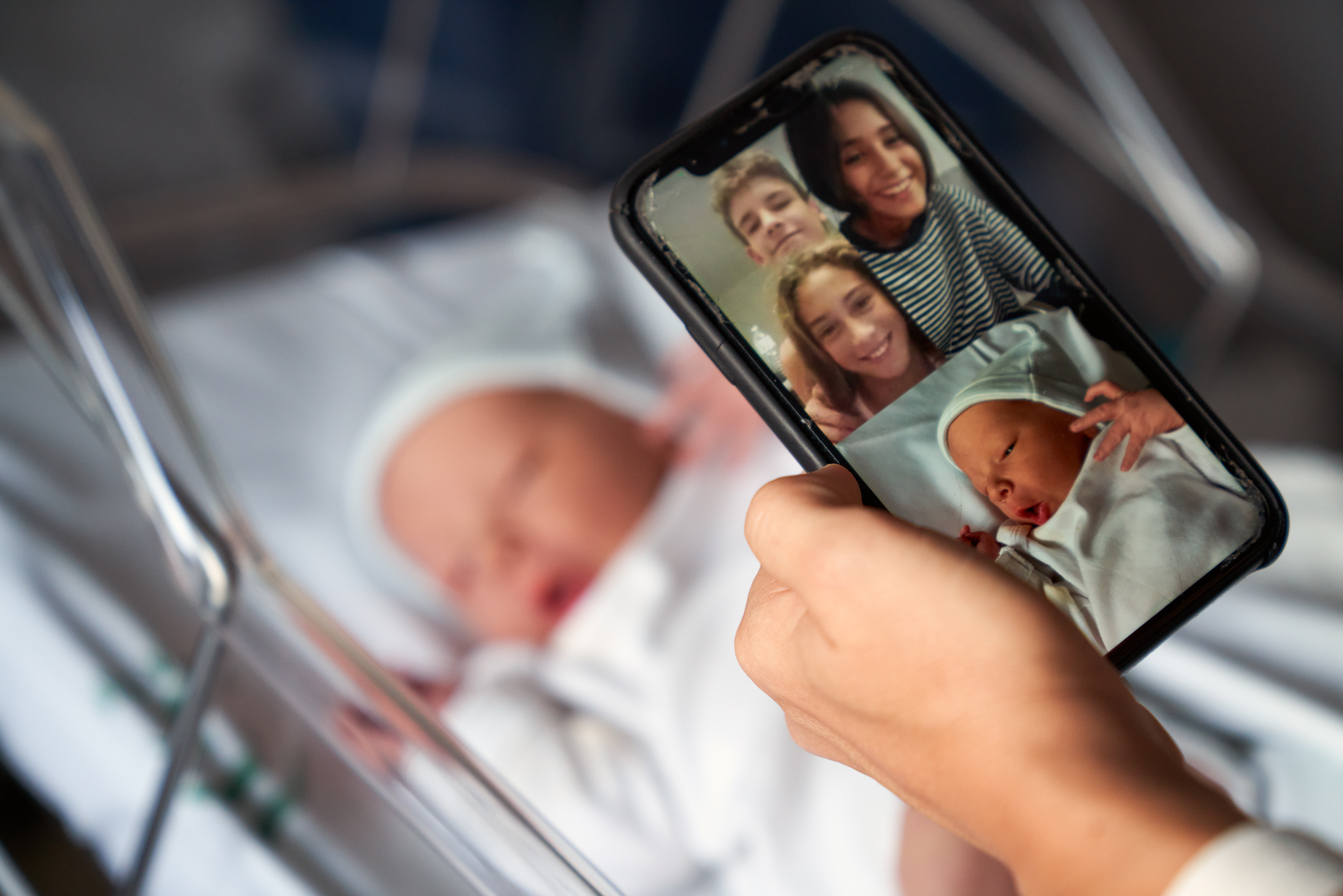 Mujer muestra a su recién nacido por videollamada. | Foto: Getty Images