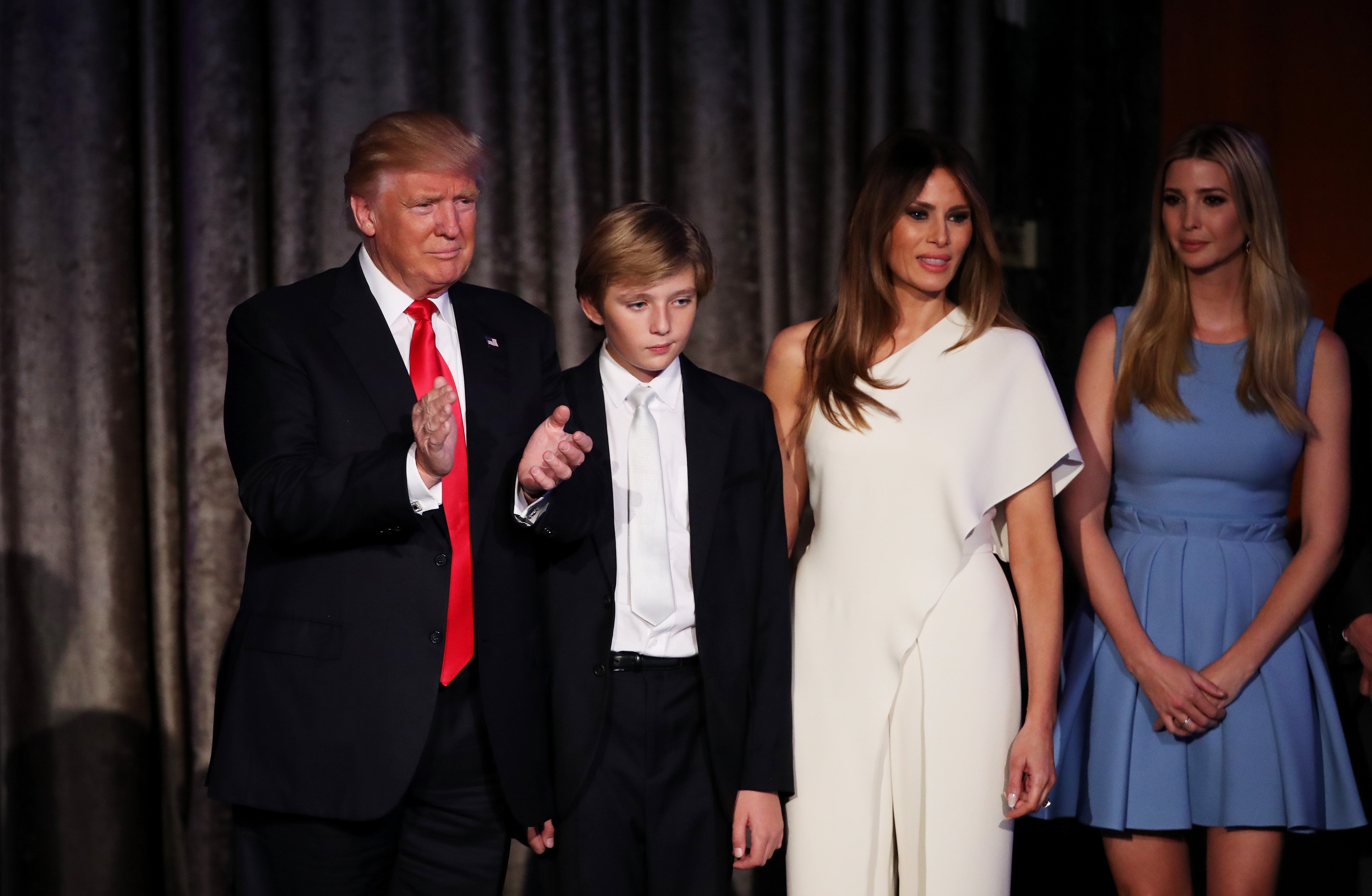 Donald, Barron, Melania e Ivanka Trump durante el evento de la noche de las elecciones en el Hilton Midtown de Nueva York, 9 de noviembre de 2016. | Foto: Getty Images