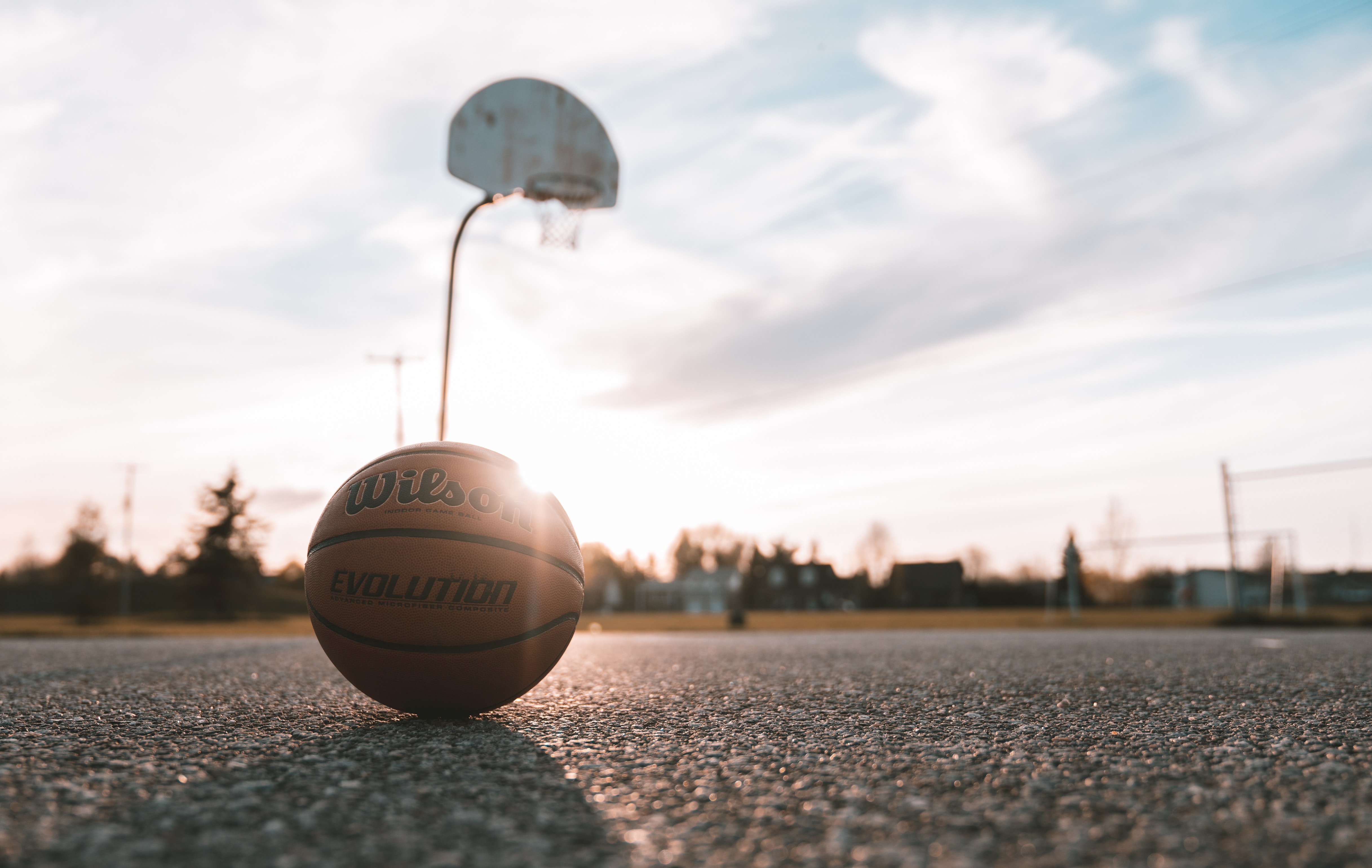 Pelota de baloncesto en cancha. | Foto: Pexels