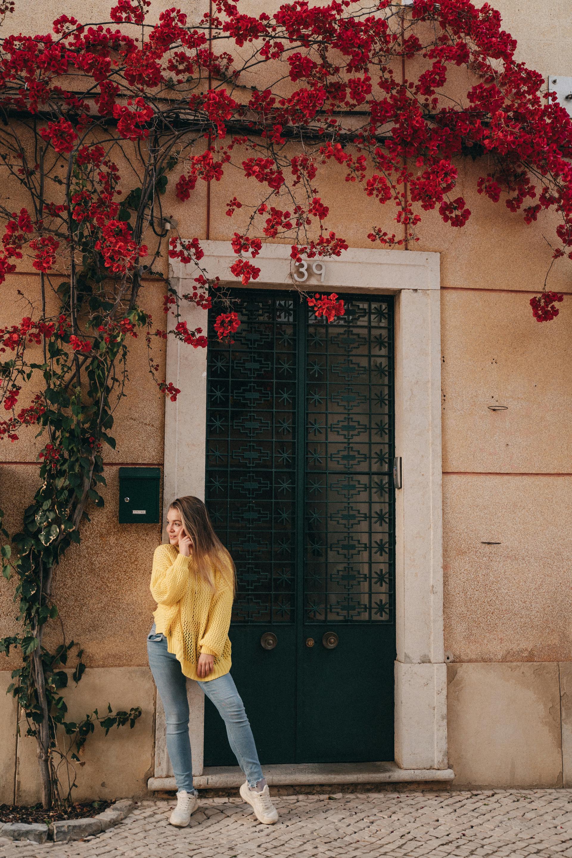 Una mujer en el exterior de una casa | Fuente: Pexels