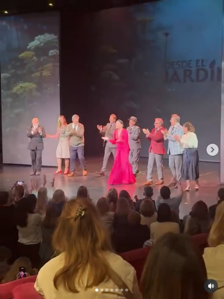 Andrea Frigerio celebrando su cumpleaños junto a sus compañeros desde el teatro | Fuente: Instagram/andreafrigeriook