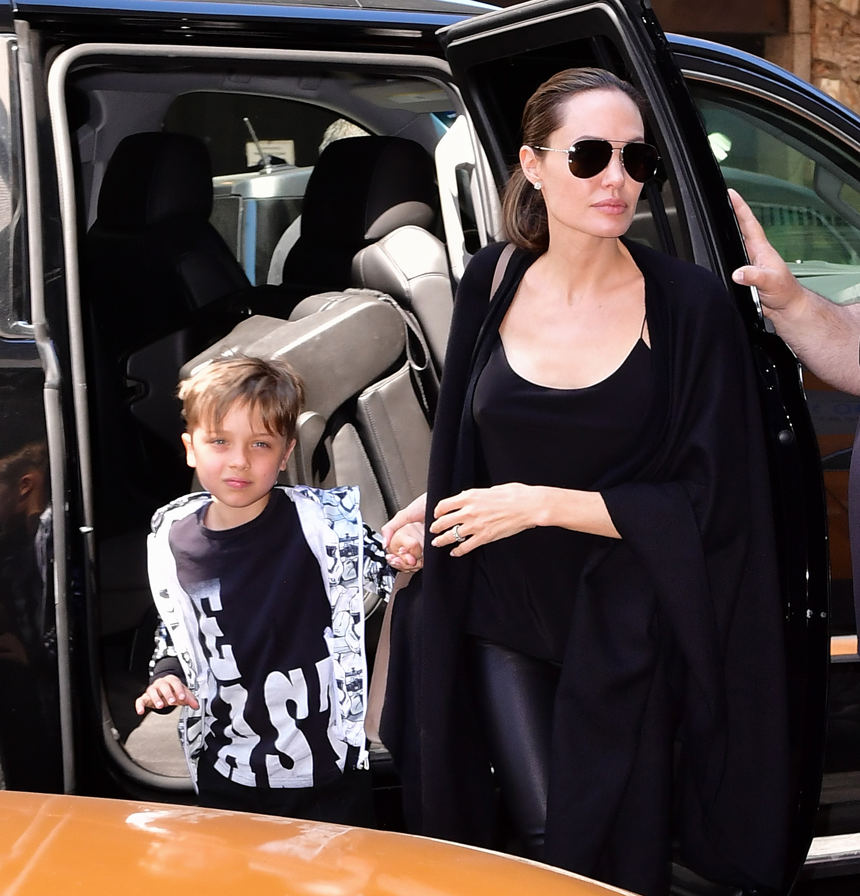 Knox Jolie-Pitt y Angelina Jolie vistos en Nueva York el 17 de junio de 2016. | Fuente: Getty Images