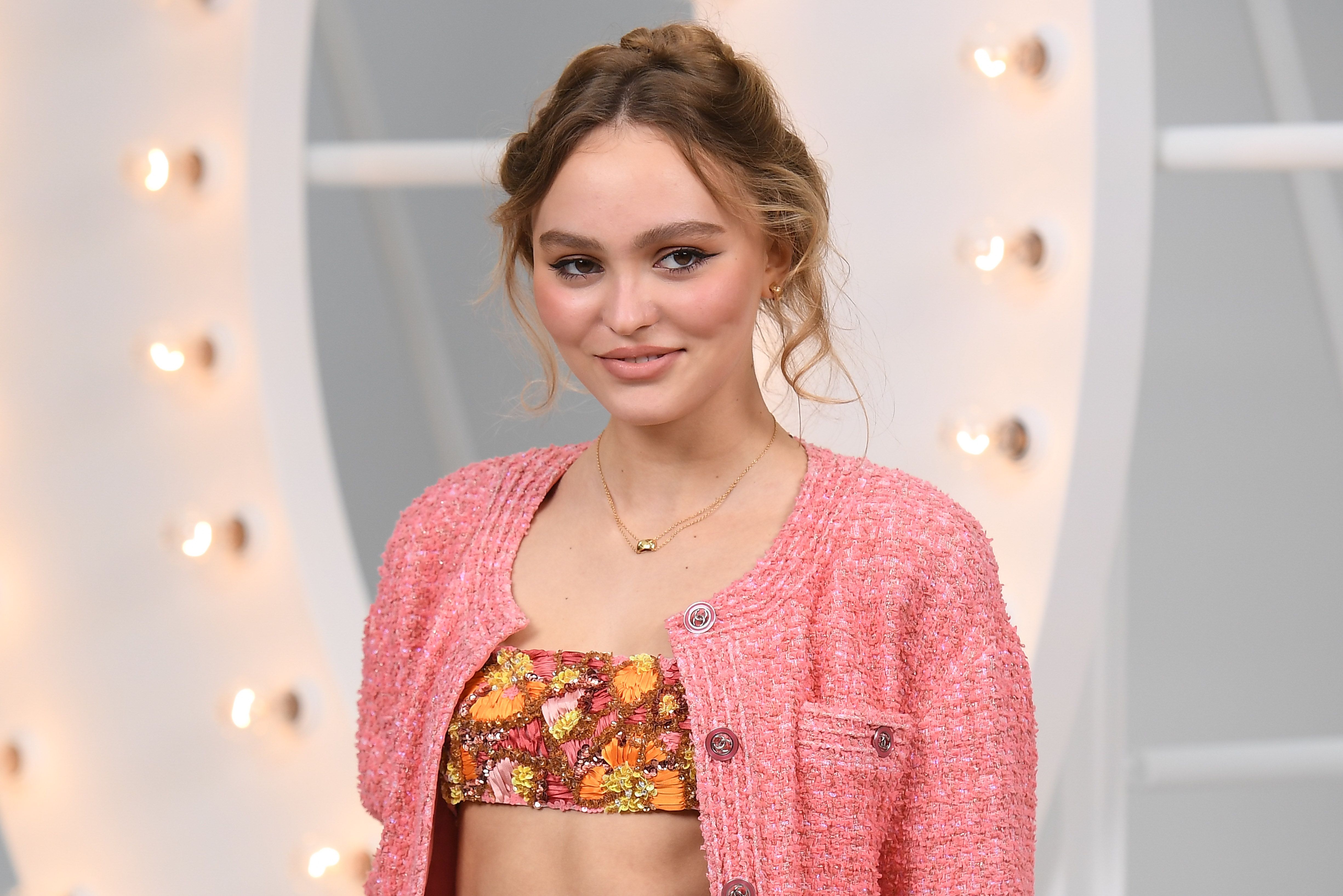 Lily-Rose Depp asiste al desfile de Chanel Womenswear Primavera/Verano 2021 durante la Semana de la Moda de París el 6 de octubre de 2020 en París, Francia | Fuente: Getty Images