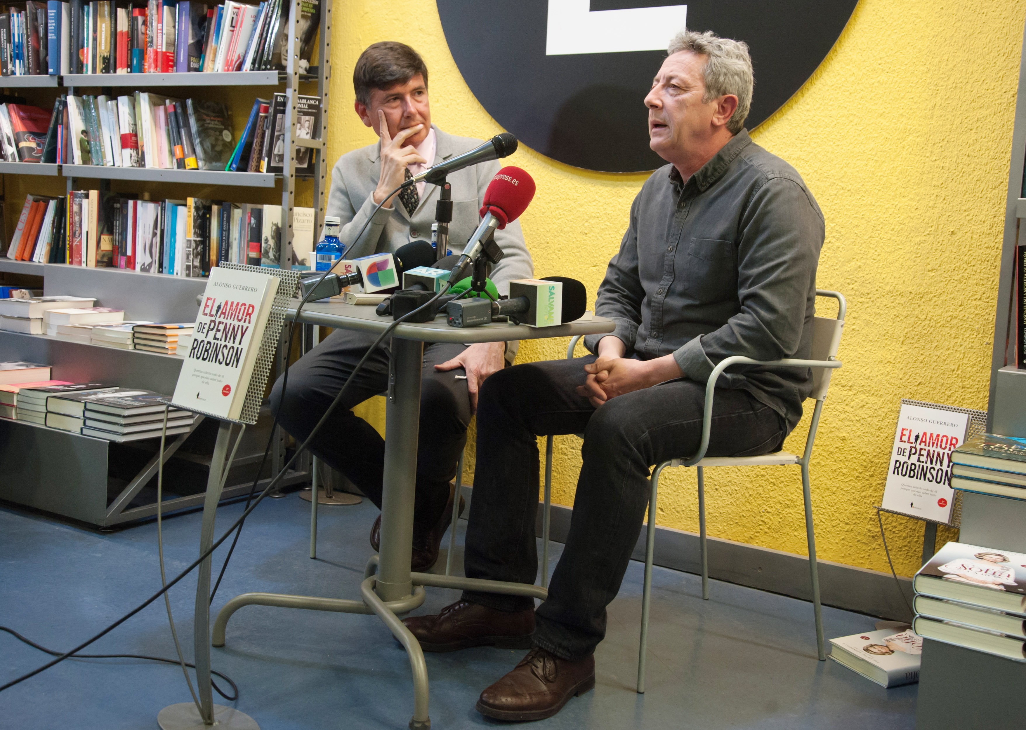 Alonso Guerrero (d), exmarido de la reina Letizia de España y Manuel Pimentel asisten a la rueda de prensa de "El amor de Penny Robinson" en la librería Le el 12 de abril de 2018 en Madrid, España. | Fuente: Getty Images