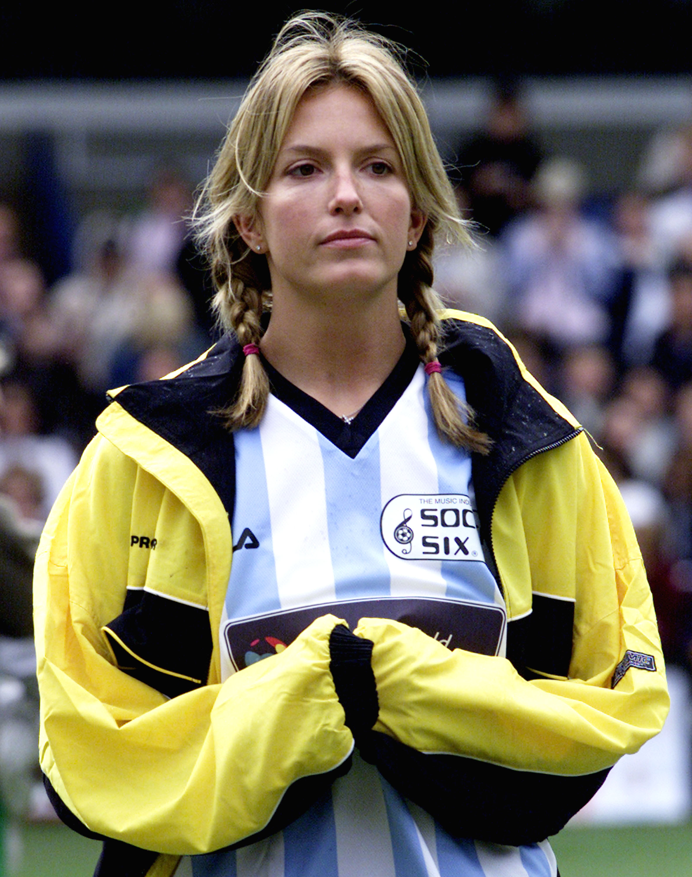 Penny Lancaster observa la actuación de Rod Stewart durante el evento Music Industry Soccer Six games el 26 de mayo de 2002 | Fuente: Getty Images