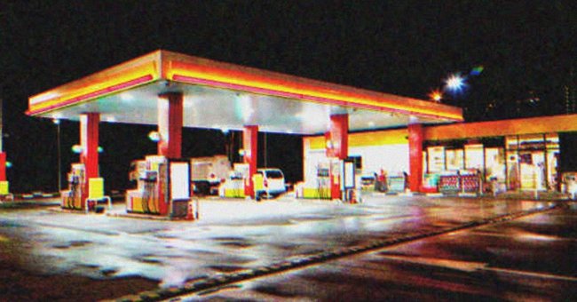 Una gasolinera por la noche | Foto: Shutterstock