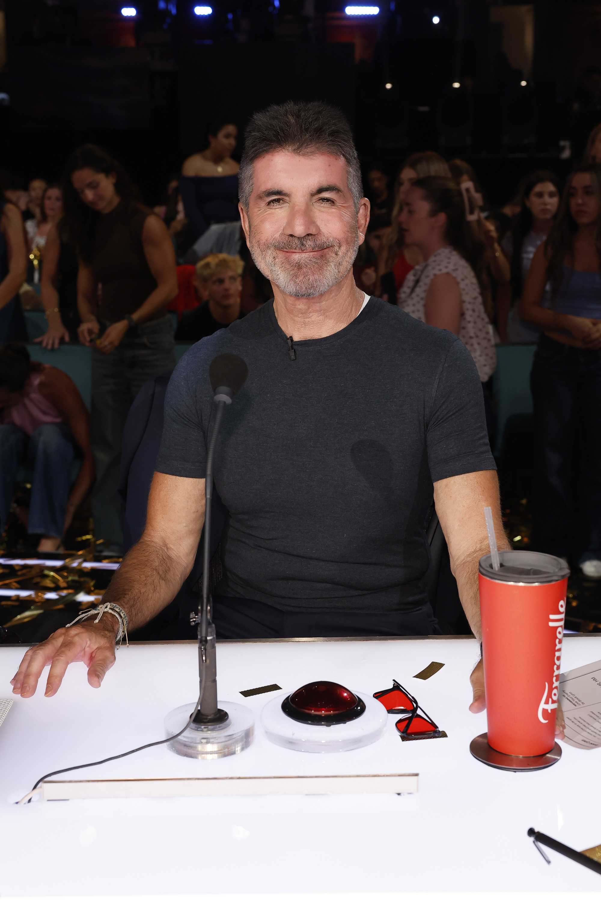 En esta foto de 2026 aparece Cowell, varios años después de que dijera que había dejado de usar rellenos faciales. Dijo que ahora se centraba en comer sano y beber mucha agua. | Fuente: Getty Images