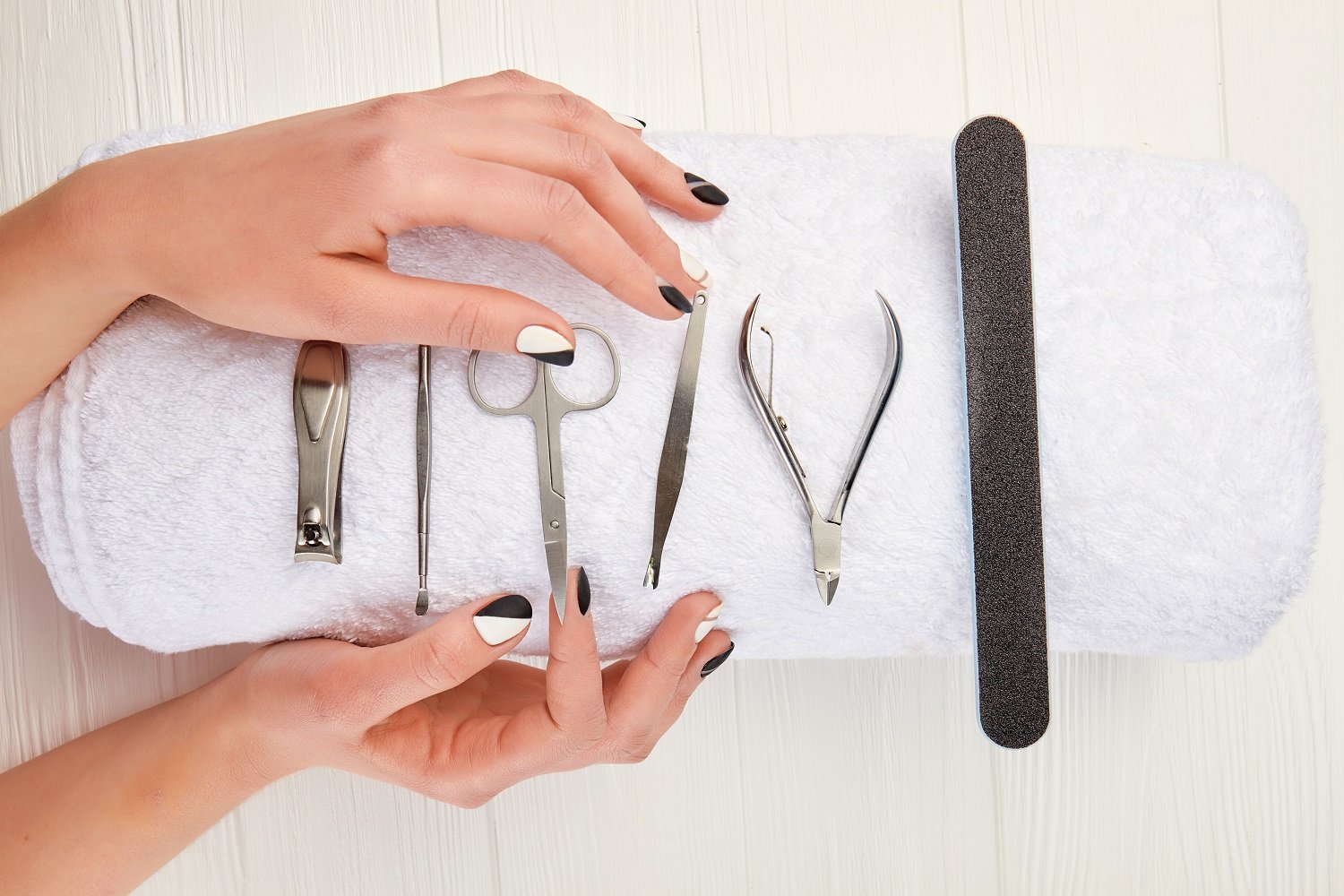Set de herramientas para manicura sobre una toalla blanca. | Foto: Shutterstock
