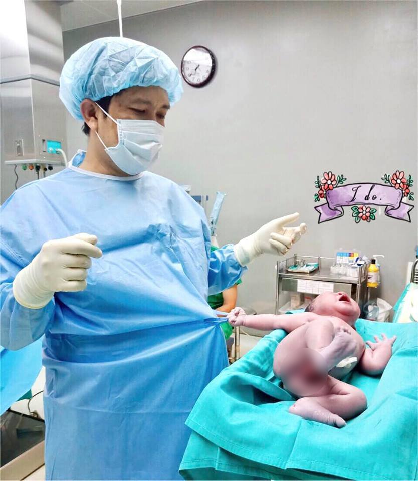 Bebé se aferra a la bata del médico. Fuente: Facebook/Bệnh Viện Quốc Tế Phương Châu