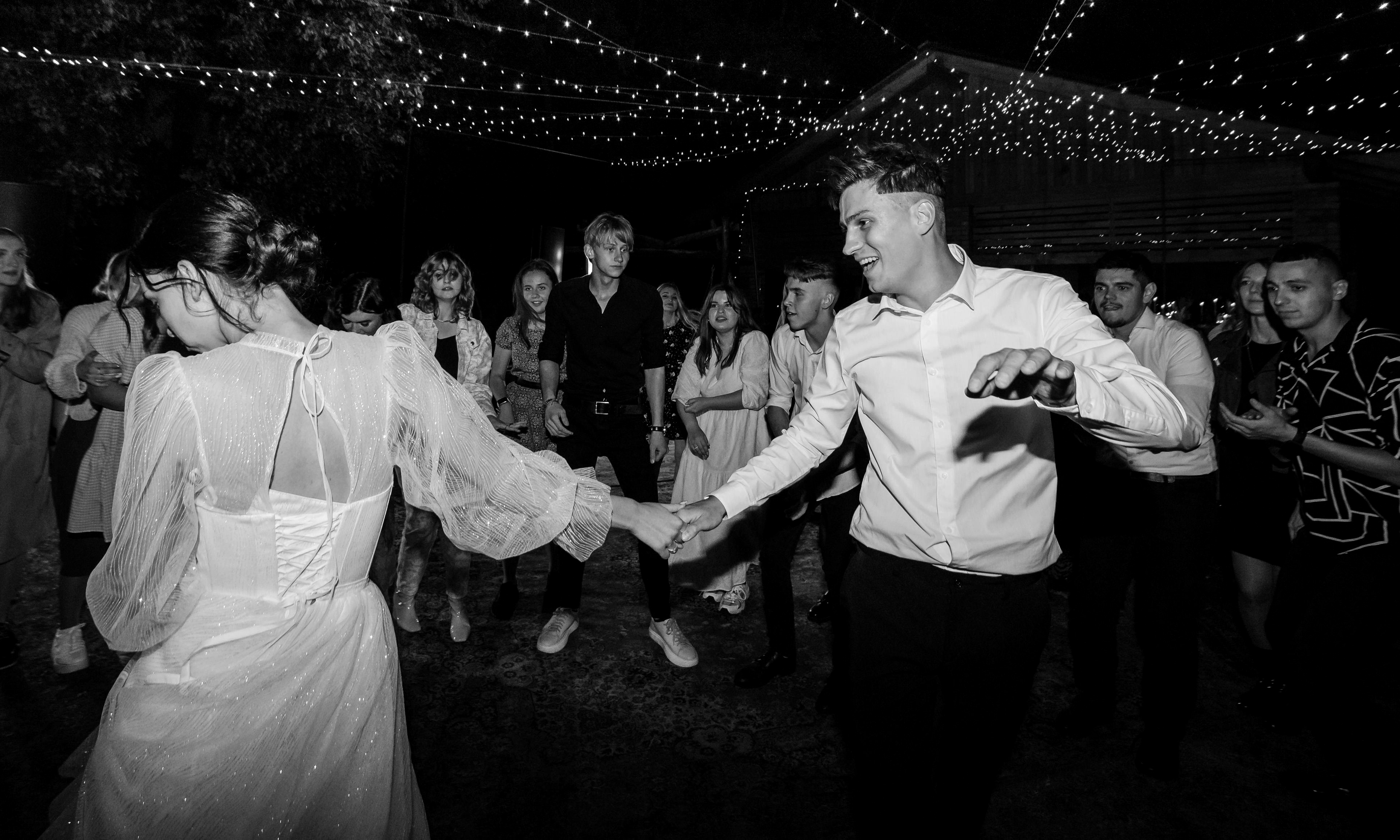 Emily y James compartiendo su primer baile | Fuente: Pexels