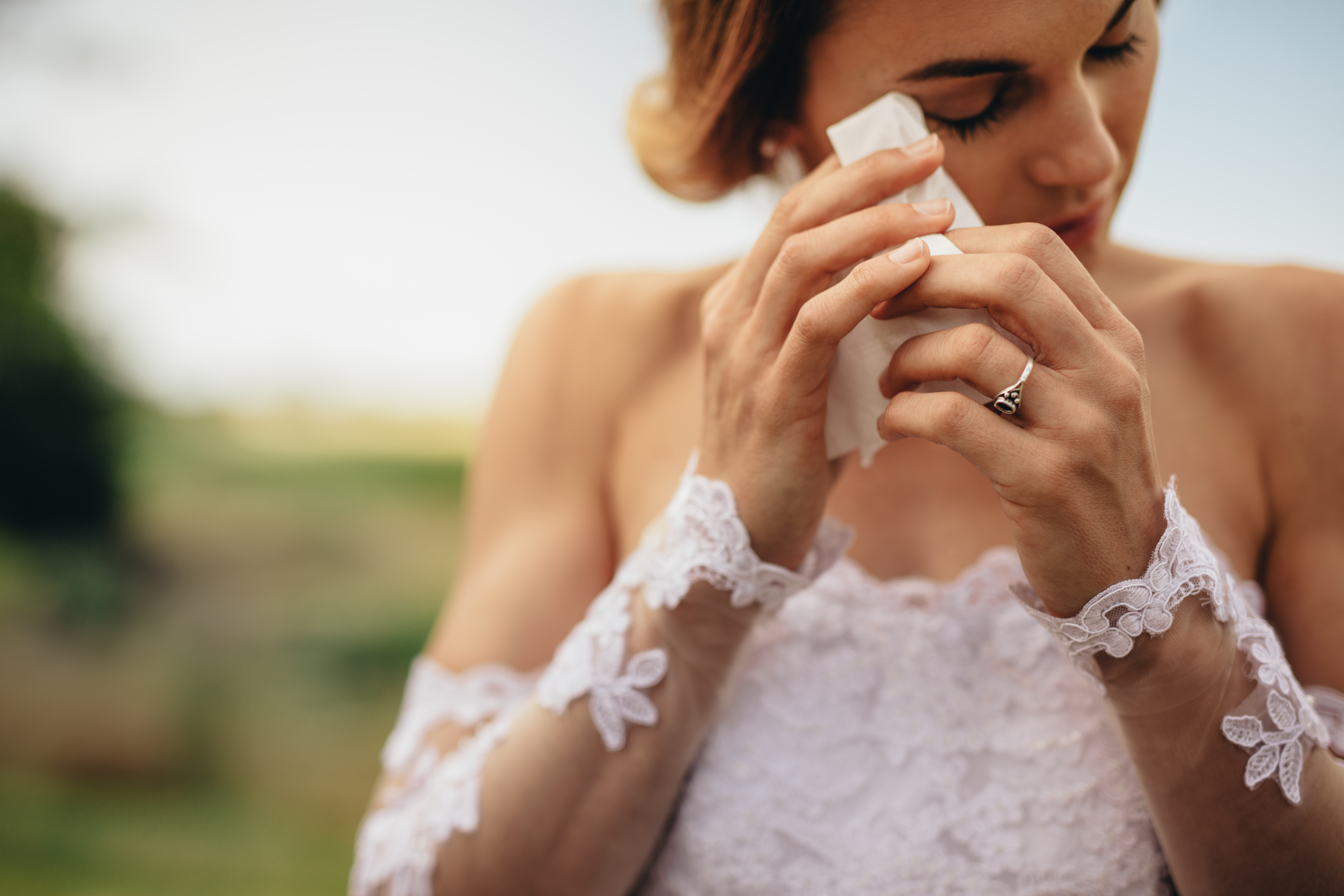 Una novia llorando en su gran día | Fuente: Shutterstock