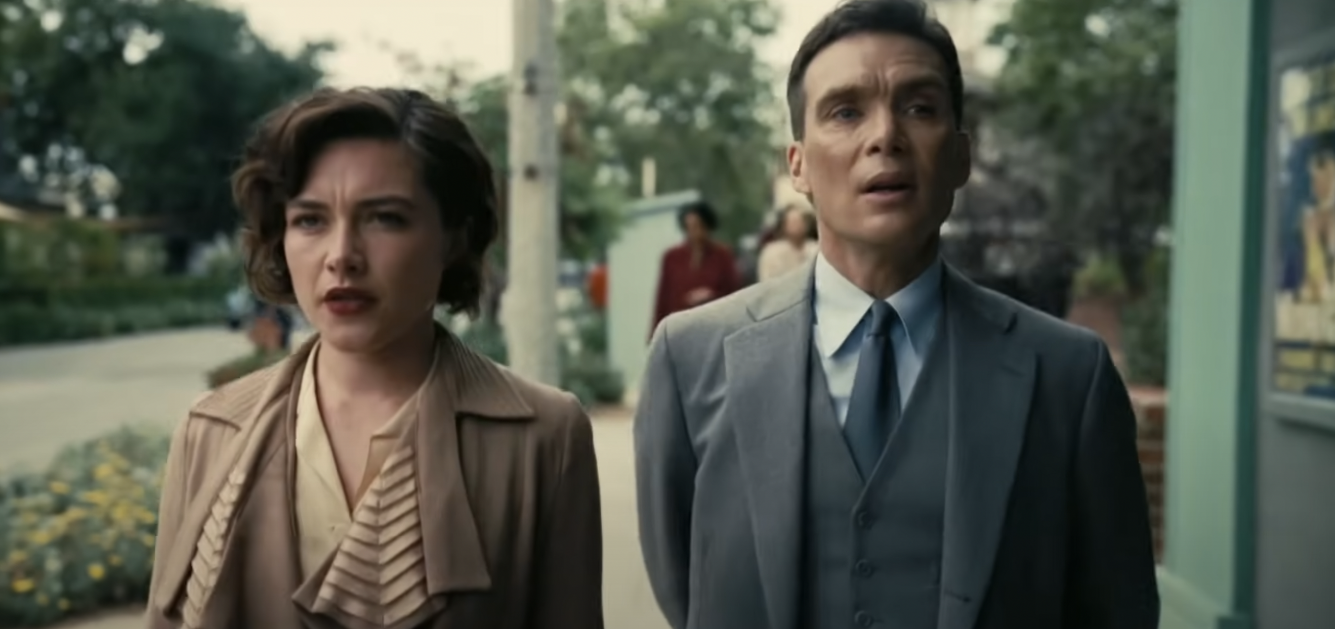 Florence Pugh y Cillian Muphy en el plató de "Oppenheimer" publicado el 16 de diciembre de 2023 | Fuente: YouTube/@UniversalPictures