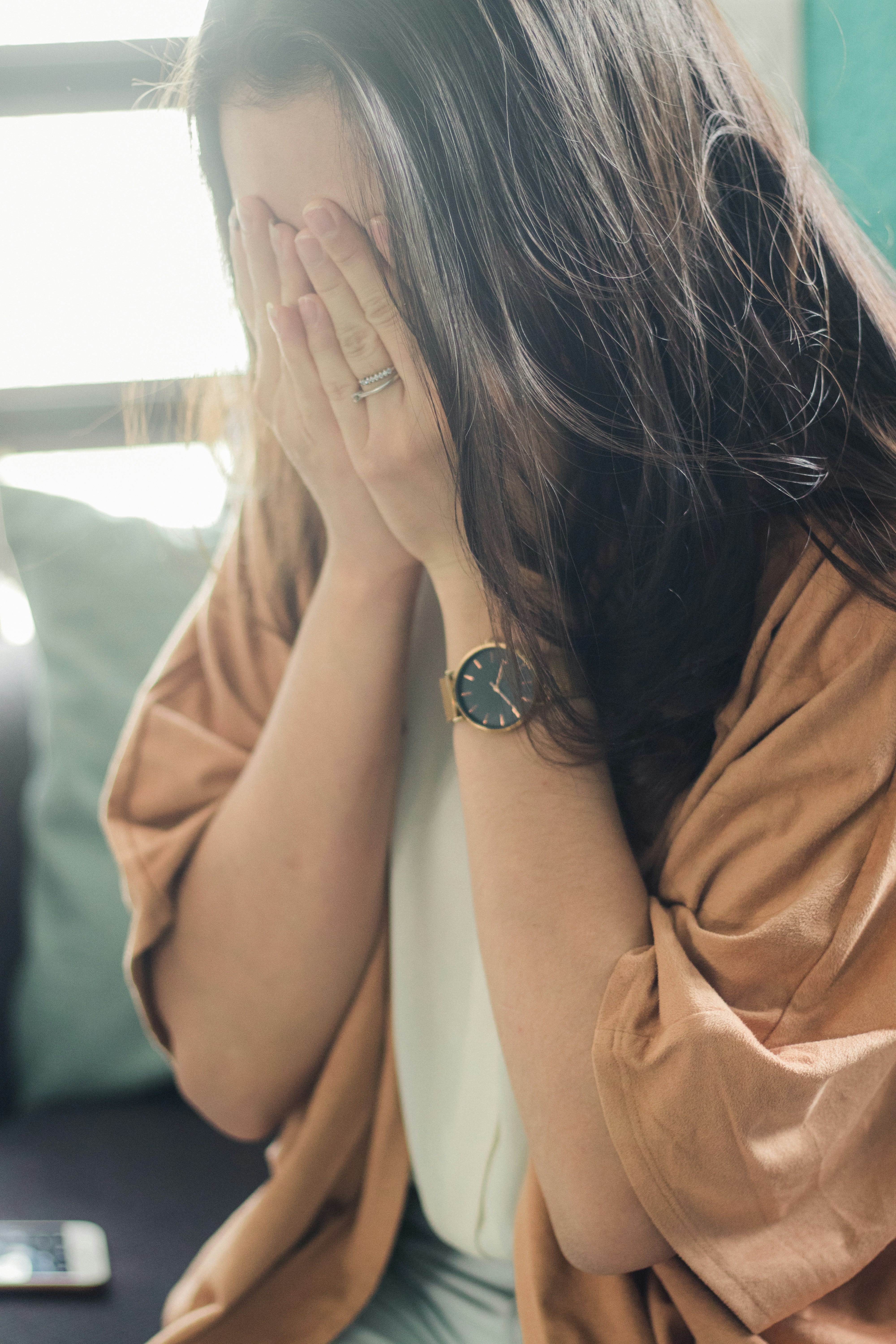 Una mujer cubriéndose la cara con las palmas de las manos | Fuente: Unsplash