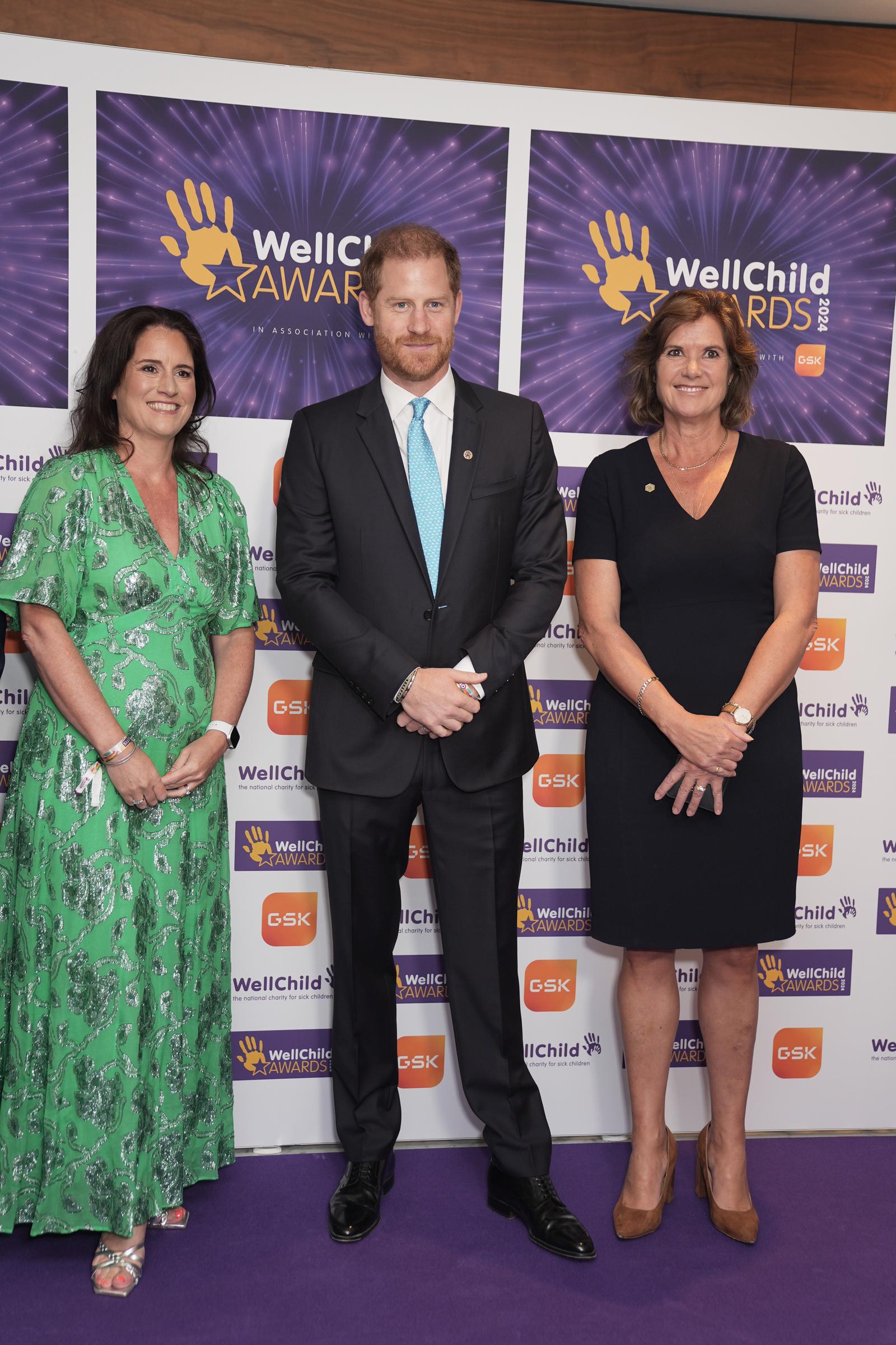 Sally Jackson (izquierda), GSK, y Sally Beck con el duque de Sussex, patrono de WellChild, en el Royal Lancaster de Londres, el 30 de septiembre de 2024 | Fuente: Getty Images