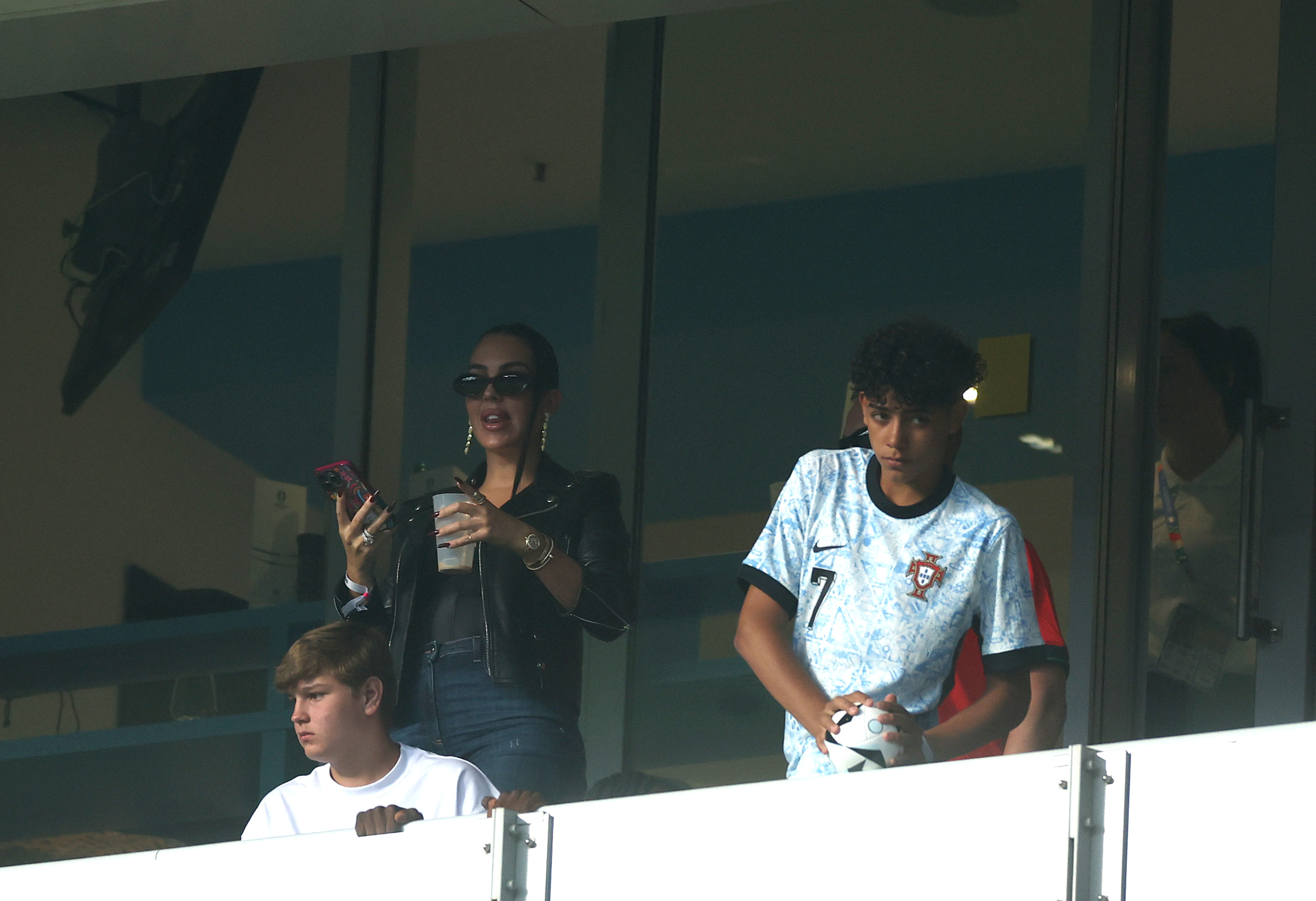 Georgina Rodríguez y Cristiano Ronaldo (hijo), presentes durante el partido de la fase de grupos de la UEFA EURO 2024 entre Turquía y Portugal en el Estadio de Fútbol de Dortmund el 22 de junio de 2024 en Dortmund, Alemania. | Fuente: Getty Images.