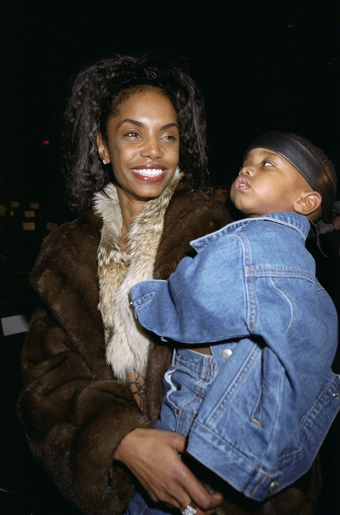 Kimberly Porter y Christian Combs en el desfile de moda de Sean John el 1 de enero de 2000, en Bryant Park, Nueva York. | Fuente: Getty Images