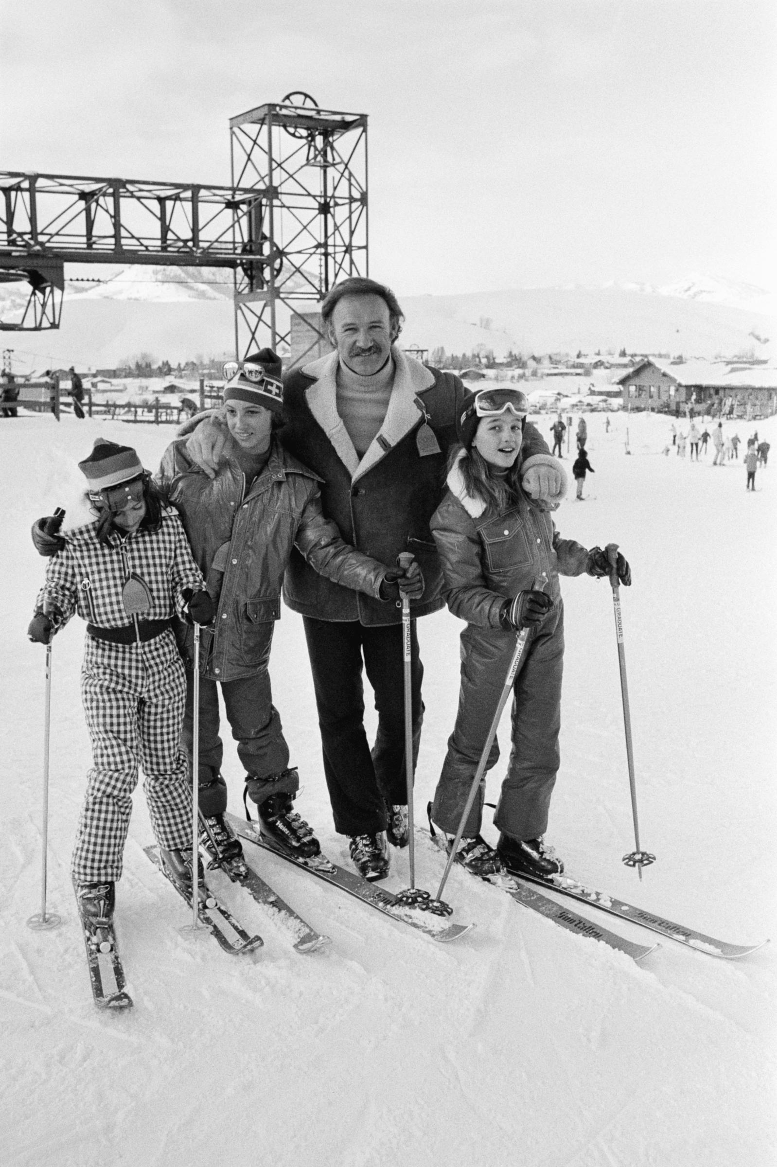 Gene Hackman y su familia en Sun Valley en 1974 | Fuente: Getty Images