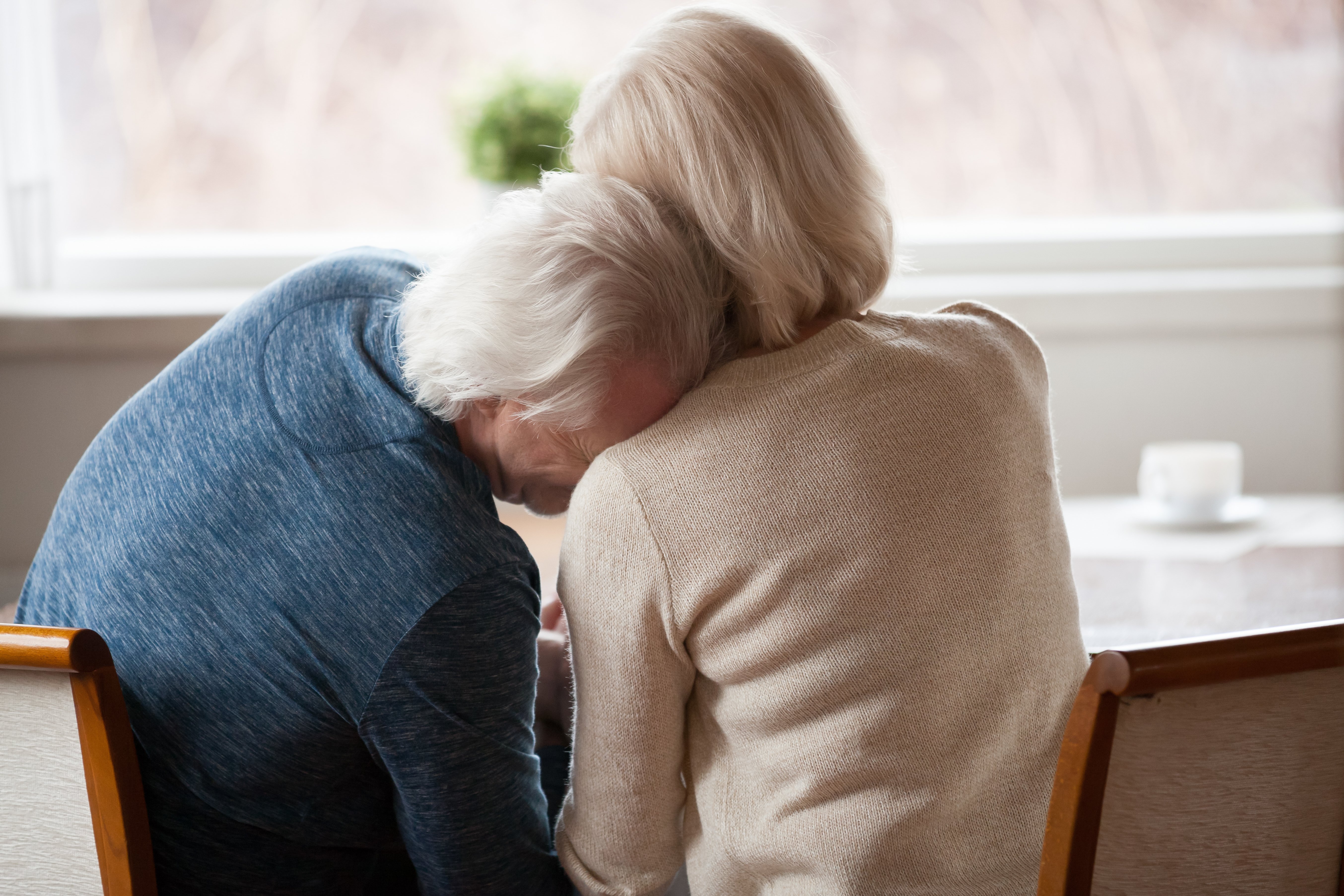 Ancianos de espalda. Fuente: Shutterstock