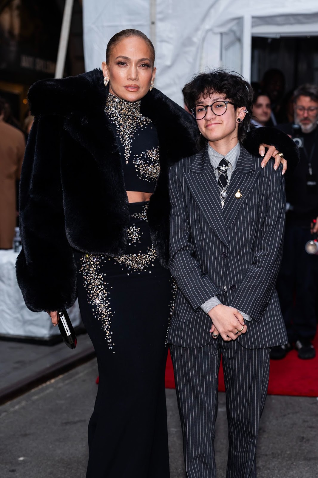 Jennifer Lopez y Emme Muñiz posando en el Teatro Barrymore de Midtown | Fuente: Getty Images