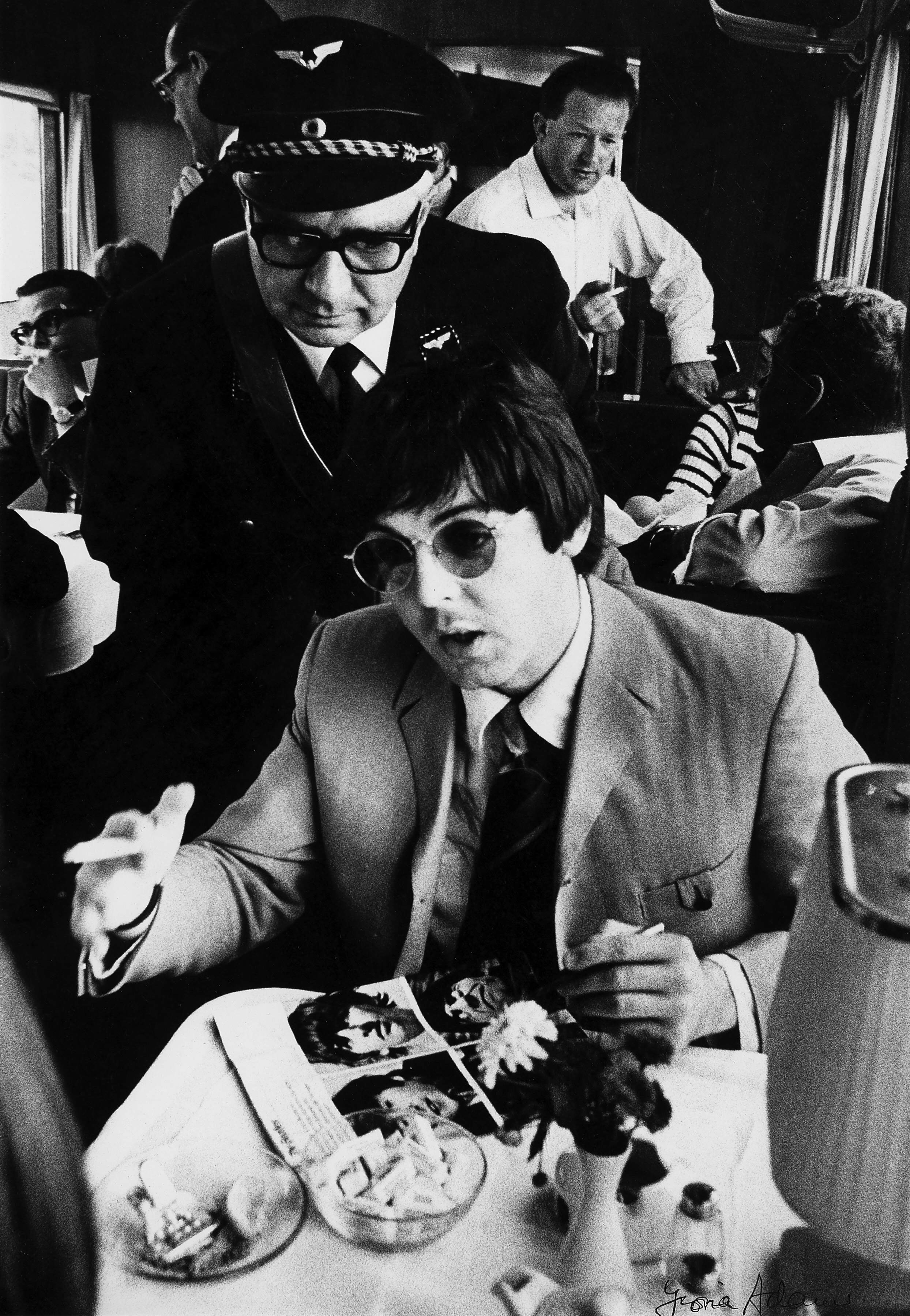 Paul McCartney y (Tony Barrow al fondo), en la gira por Alemania, en un tren entre Munich y Hamburgo en junio de 1966. | Fuente: Getty Images