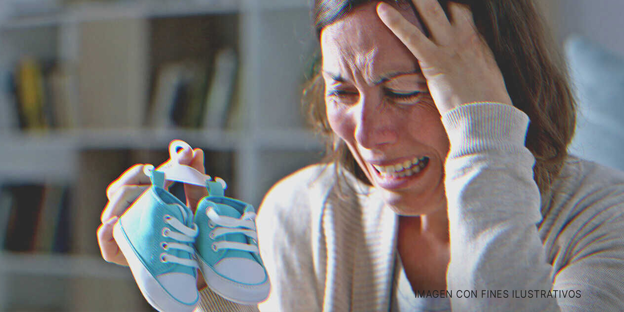 Una mujer con zapatos de bebé. | Foto: Shutterstock