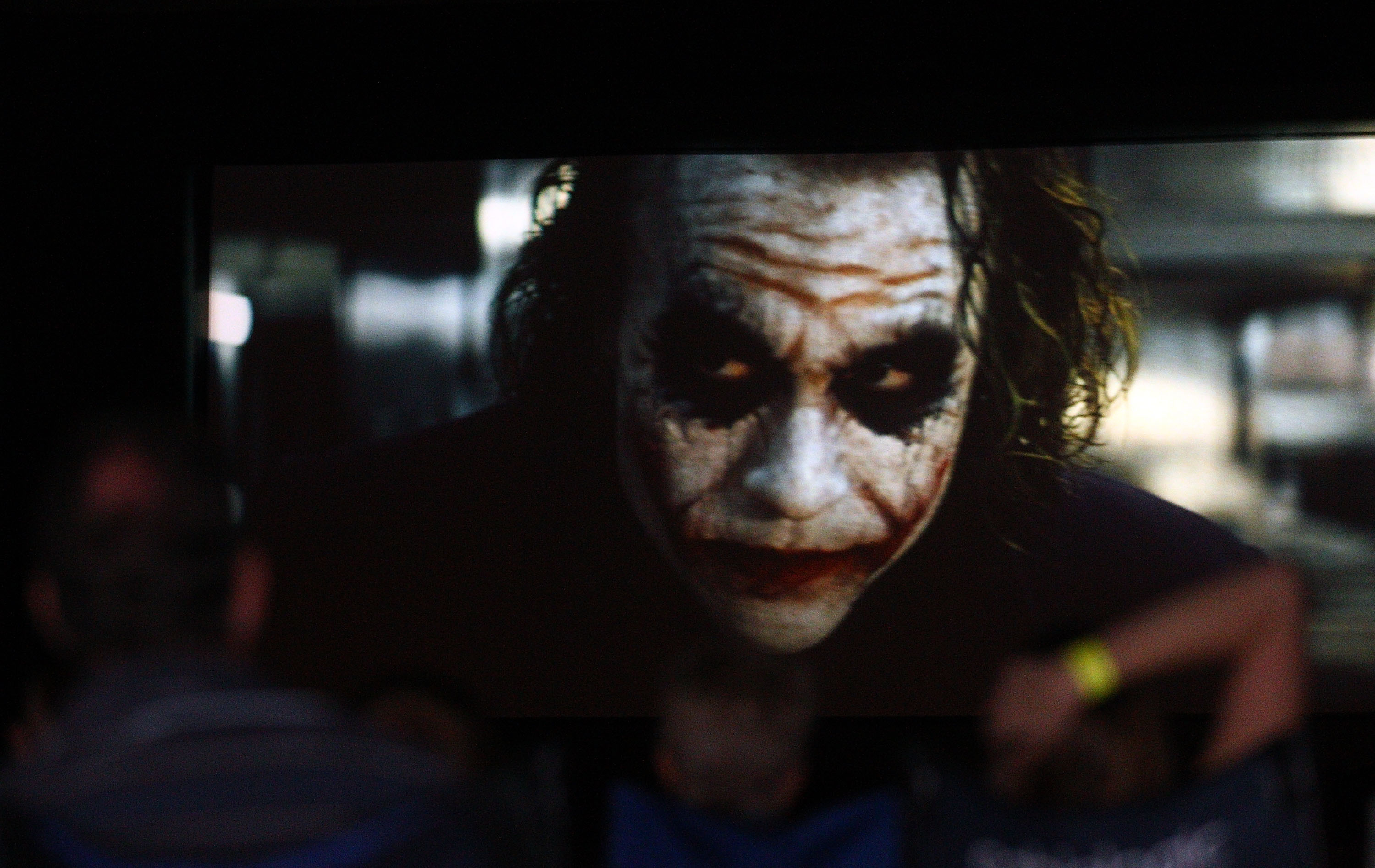 Los fans de Heath Ledger ven "The Dark Knight" durante una noche de cine al aire libre de homenaje público al fallecido actor el 12 de febrero de 2011 en Perth, Australia | Fuente: Getty Images