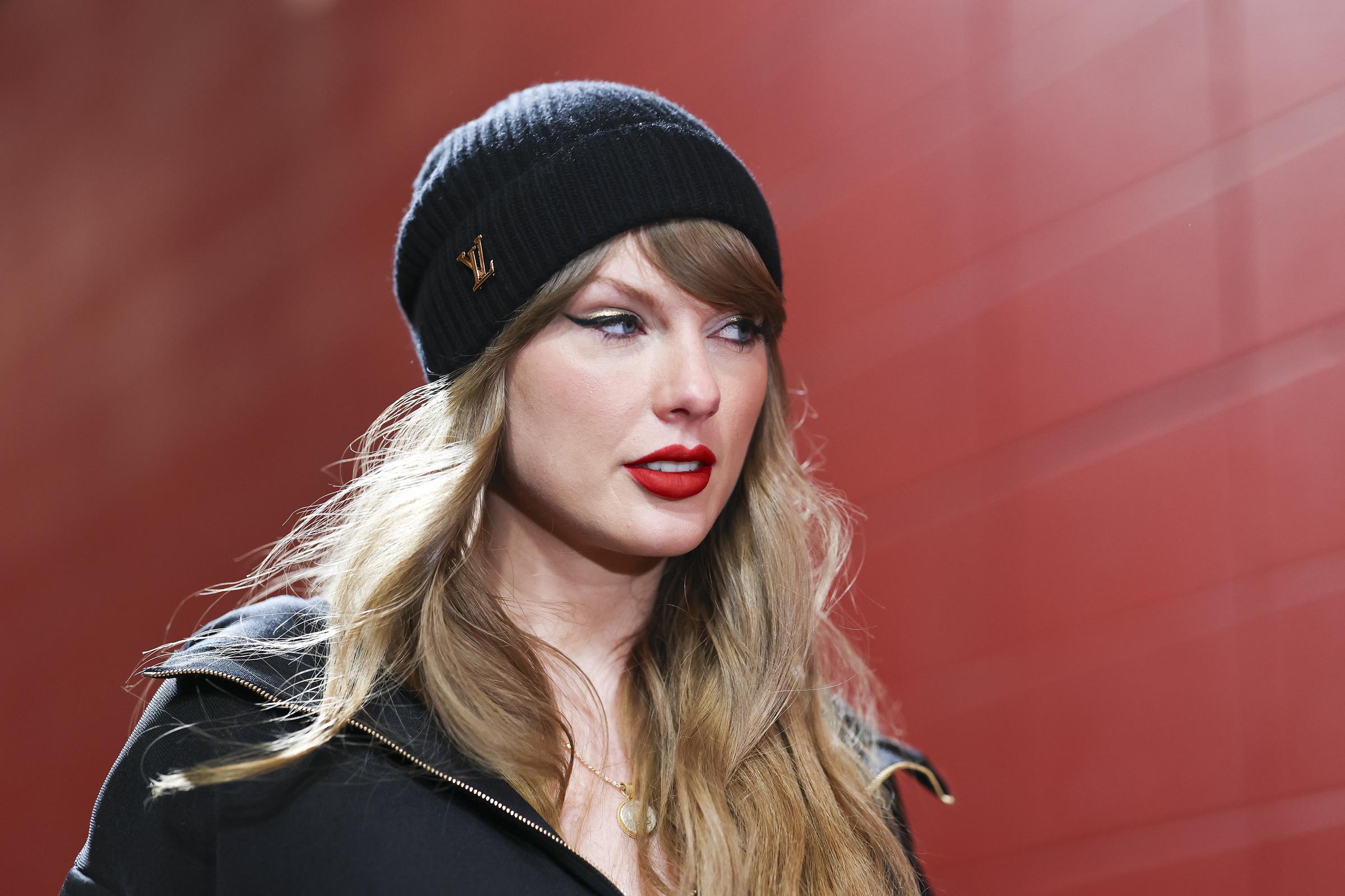 Taylor Swift llega antes del AFC Championship Game en el estadio Arrowhead | Fuente: Getty Images