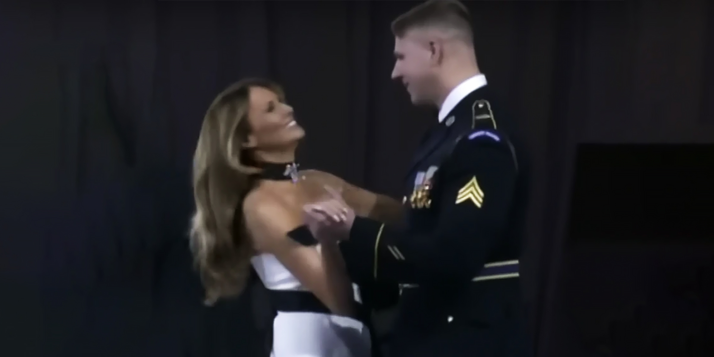 La Primera Dama, Melania Trump, y el Sargento del Ejército de EE.UU. Henry Waller | Fuente: YouTube/@InsideEdition