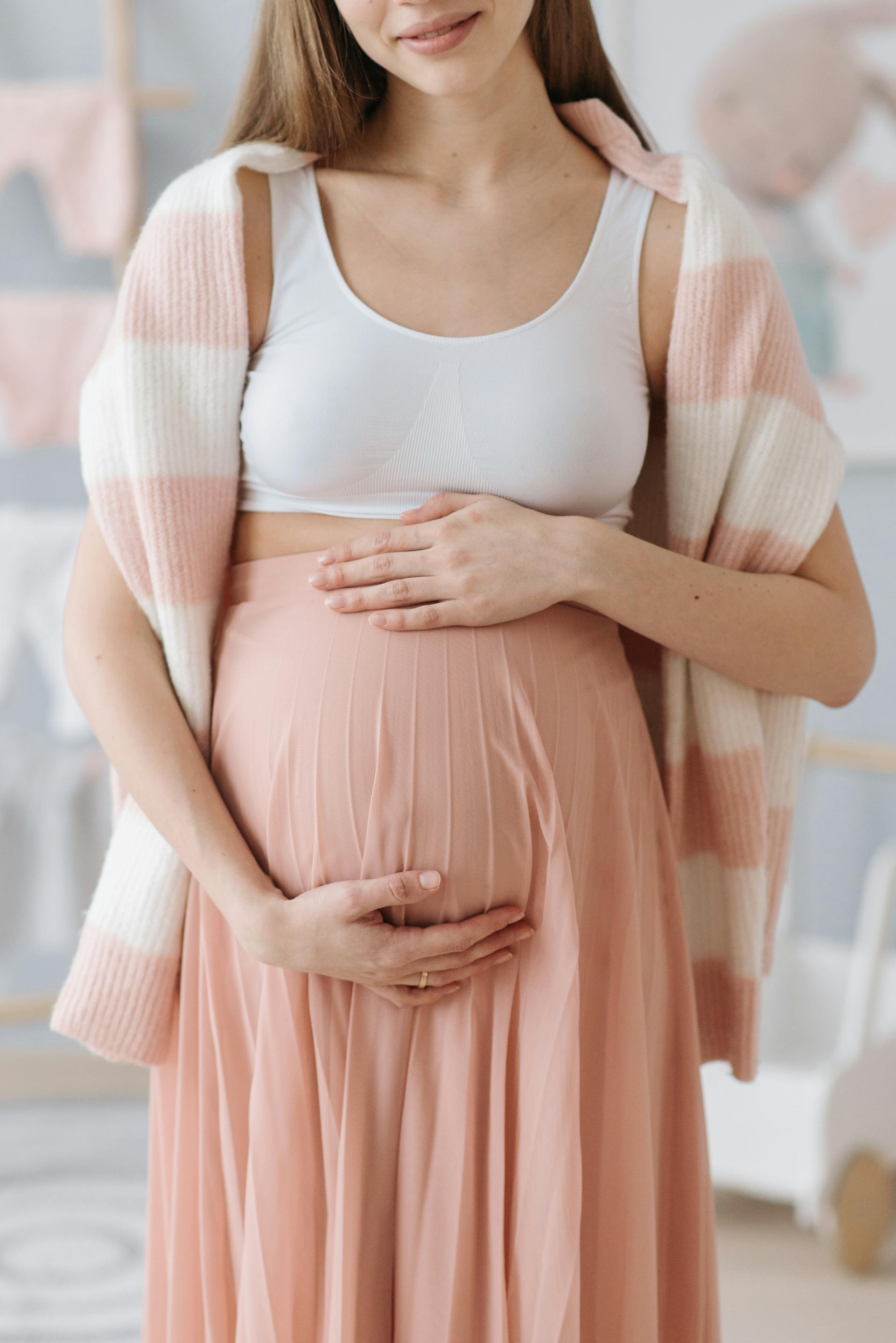 Una persona sujetando su barriga de embarazada | Fuente: Pexels