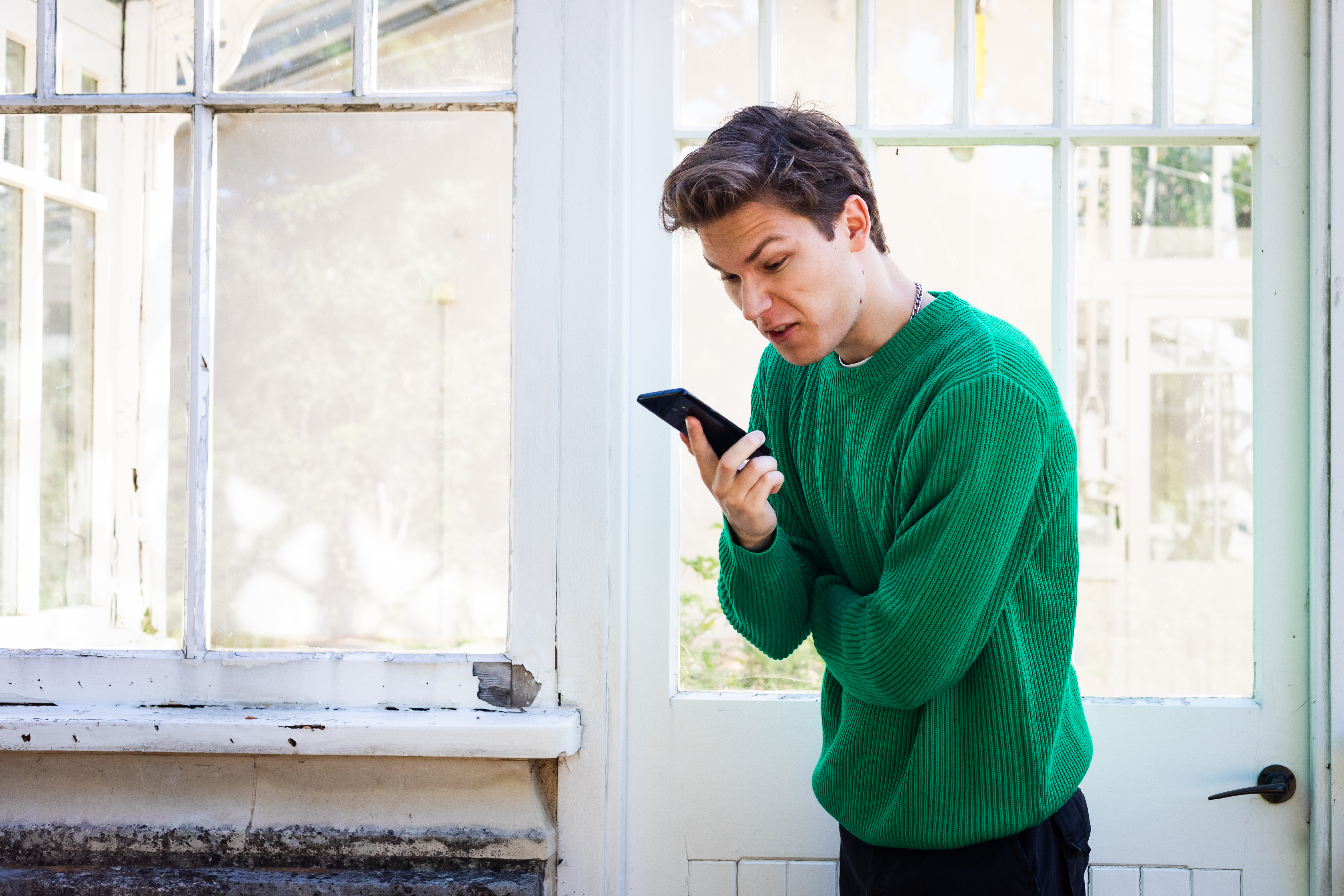 Hombre enfadado mirando el teléfono | Foto: Shutterstock