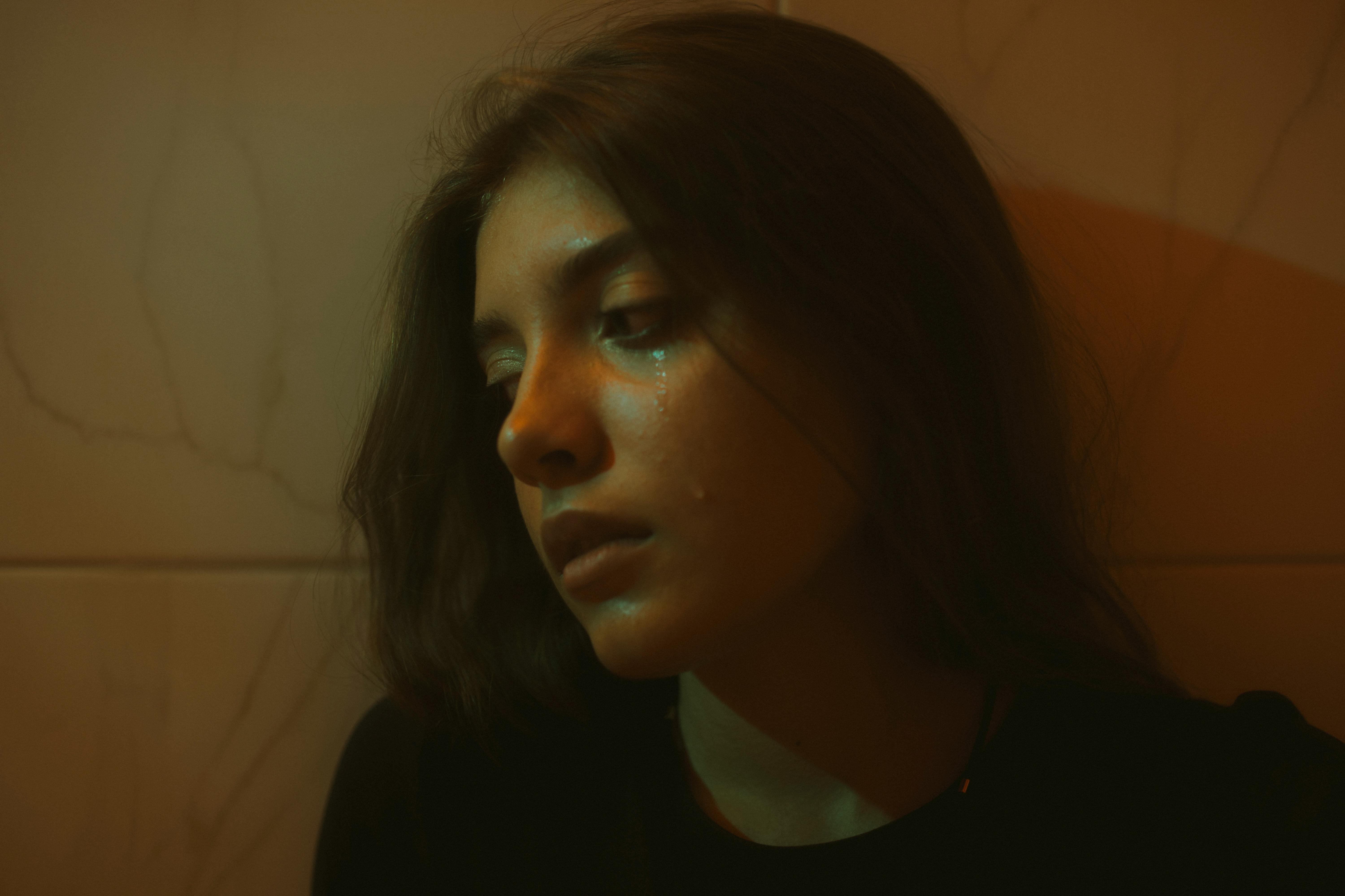 Una joven llorando | Fuente: Pexels