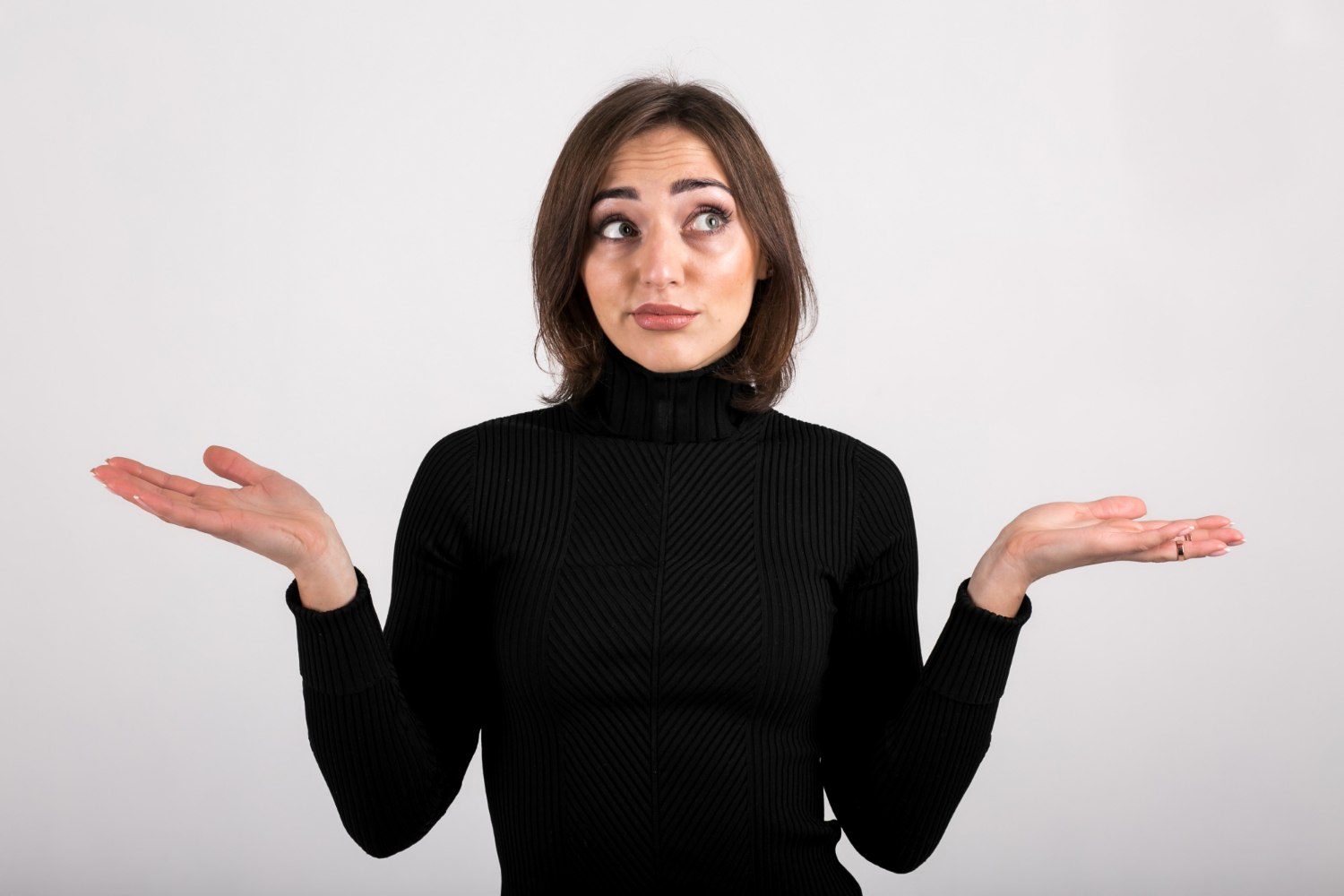 Una mujer encogiéndose de hombros | Fuente: Freepik