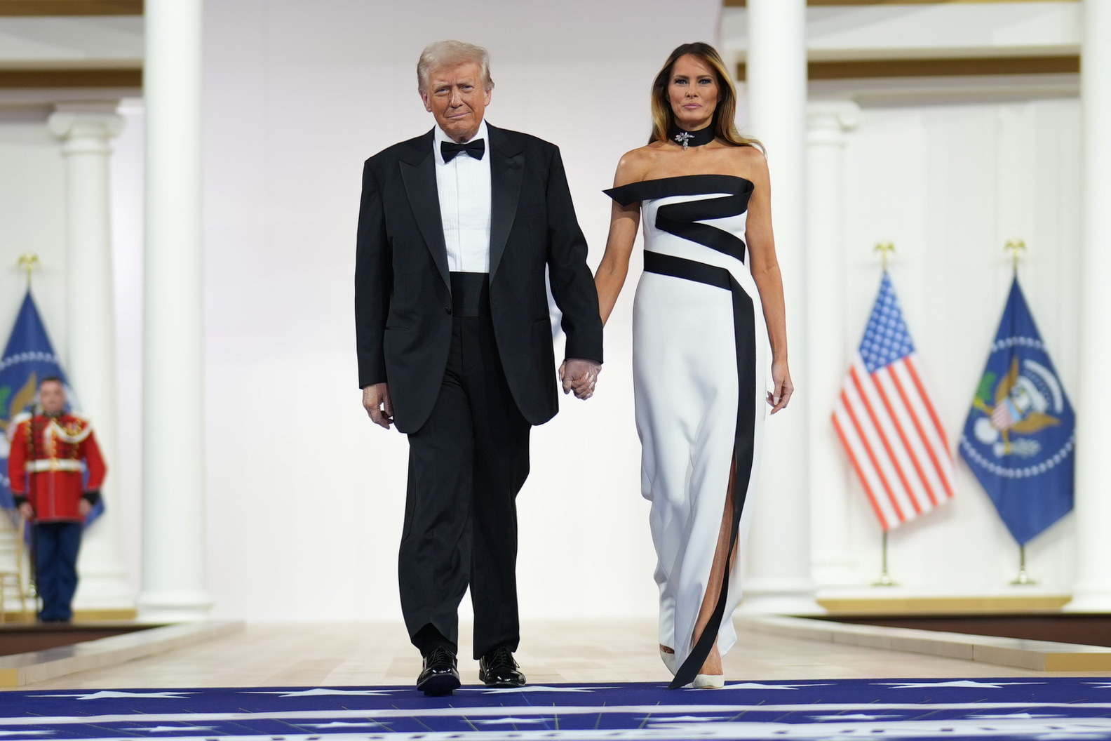 El Presidente Donald Trump y la Primera Dama Melania Trump llegando al baile inaugural del Comandante en Jefe en el Centro de Convenciones Walter E. Washington en Washington, D.C., el 20 de enero de 2025. | Fuente: Getty Images