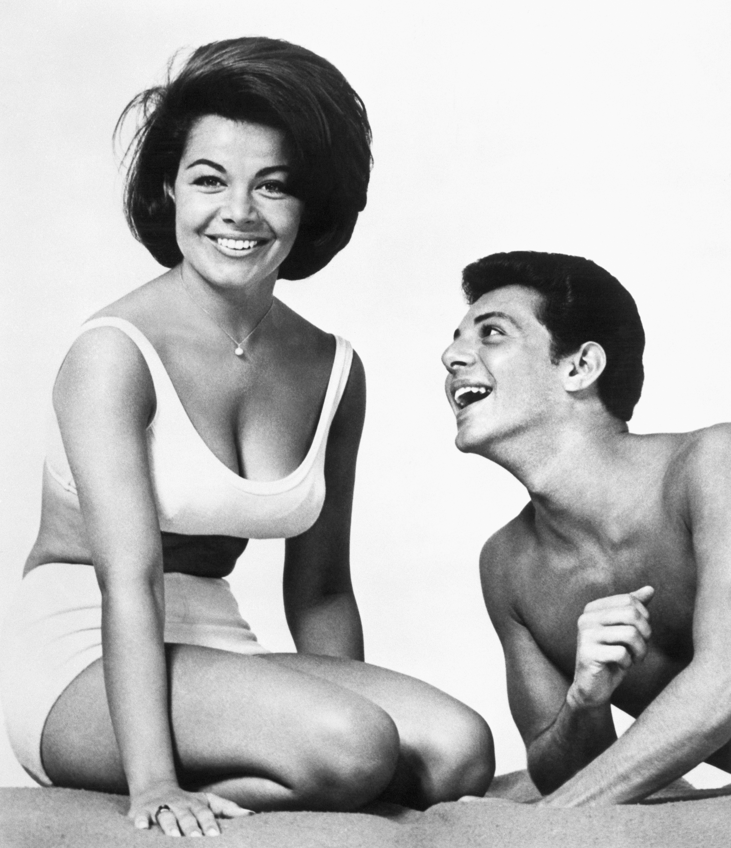 Annette Funicello y el actor en el plató de "Beach Party", 1967 | Fuente: Getty Images