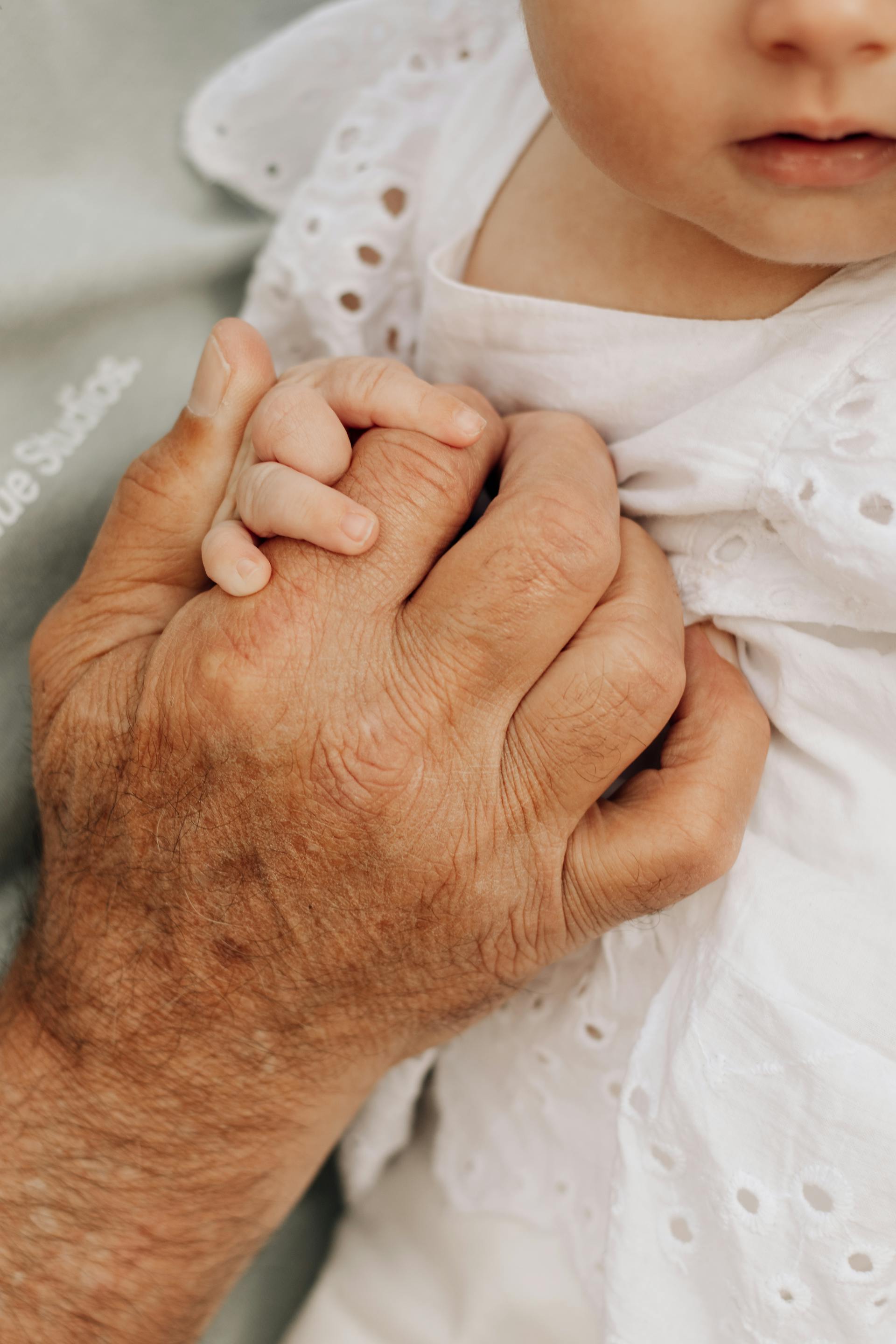 Un hombre de la mano de su hija | Fuente: Pexels