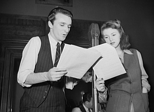 John Flynn y Virginia Moore ensayando para la radionovela estadounidense "No puedes hacer negocios con Hitler". | Foto: Commons Wikimedia