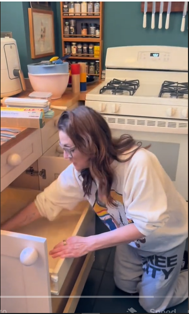Drew Barrymore arreglando su cocina de un post de TikTok del 16 de abril de 2024 | Fuente: Tiktok/@drewbarrymore