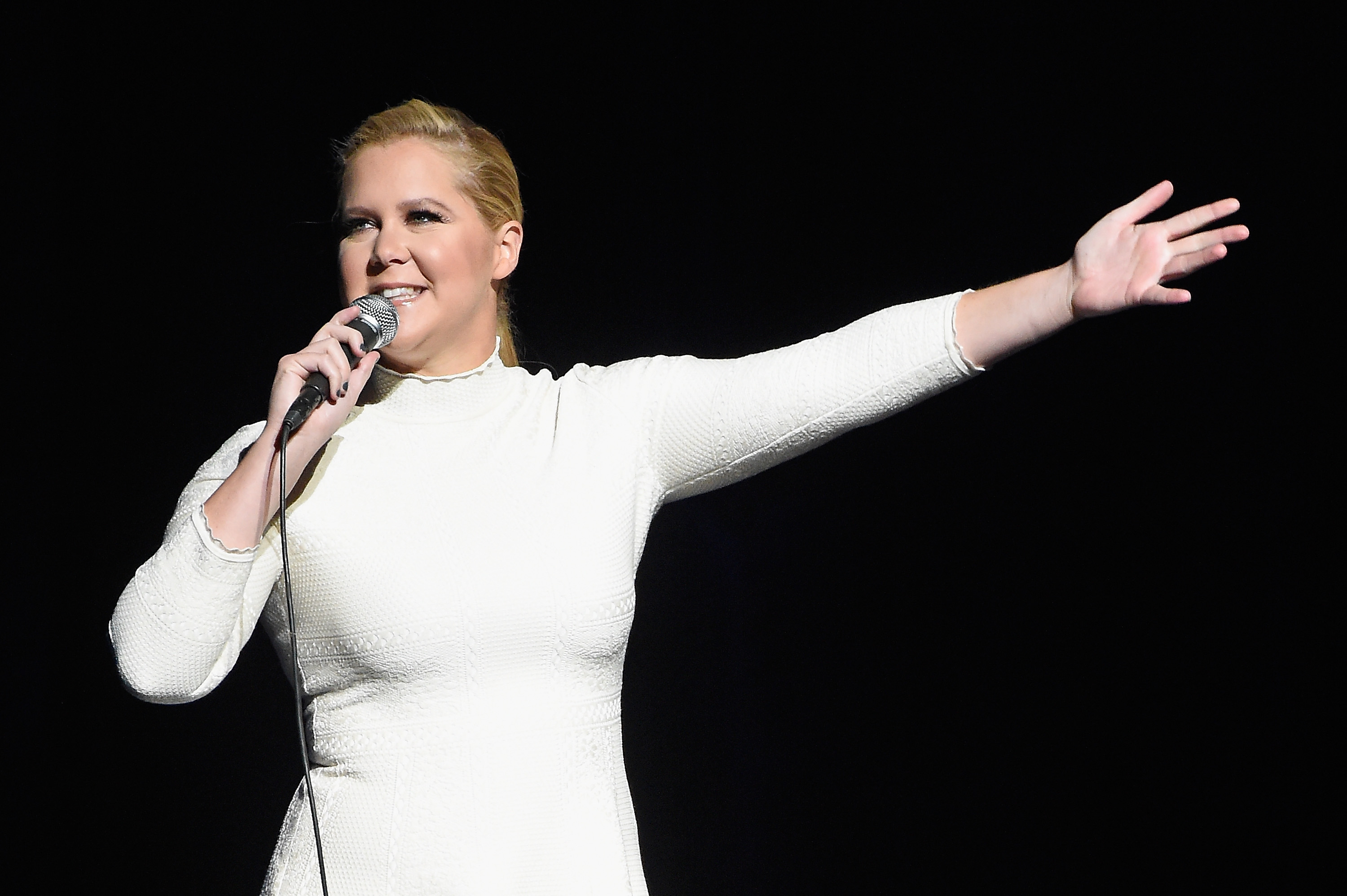 Amy Schumer actúa en el escenario mientras Baby Buggy celebra 15 años con "An Evening with Jerry Seinfeld and Amy Schumer" el 16 de noviembre de 2015, en Nueva York. | Fuente: Getty Images