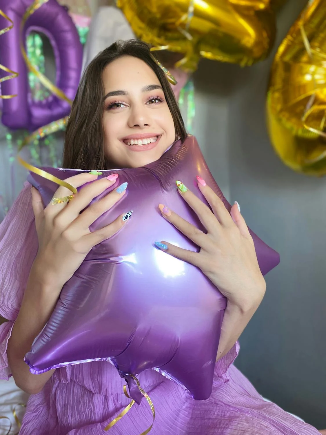 Una joven feliz sosteniendo un globo | Fuente: Pexels