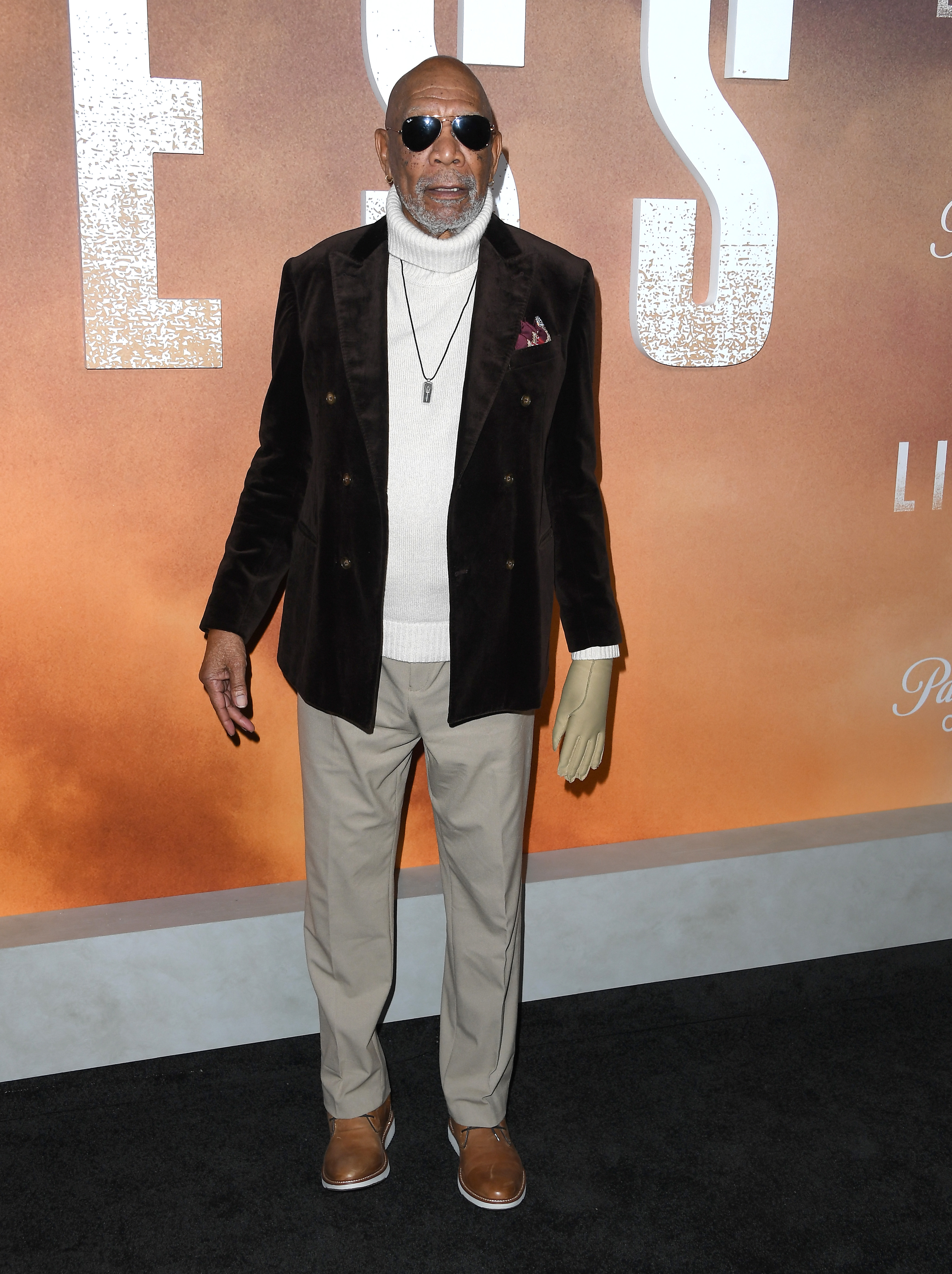 Morgan Freeman asiste al estreno de la segunda temporada de "Lioness" en el Linwood Dunn Theater el 23 de octubre de 2024, en Los Ángeles, California. | Fuente: Getty Images